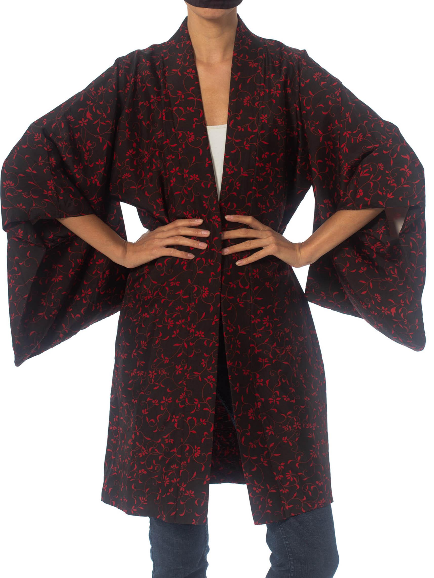 1950S Black & Red Silk Floral Japanese Kimono In Excellent Condition For Sale In New York, NY