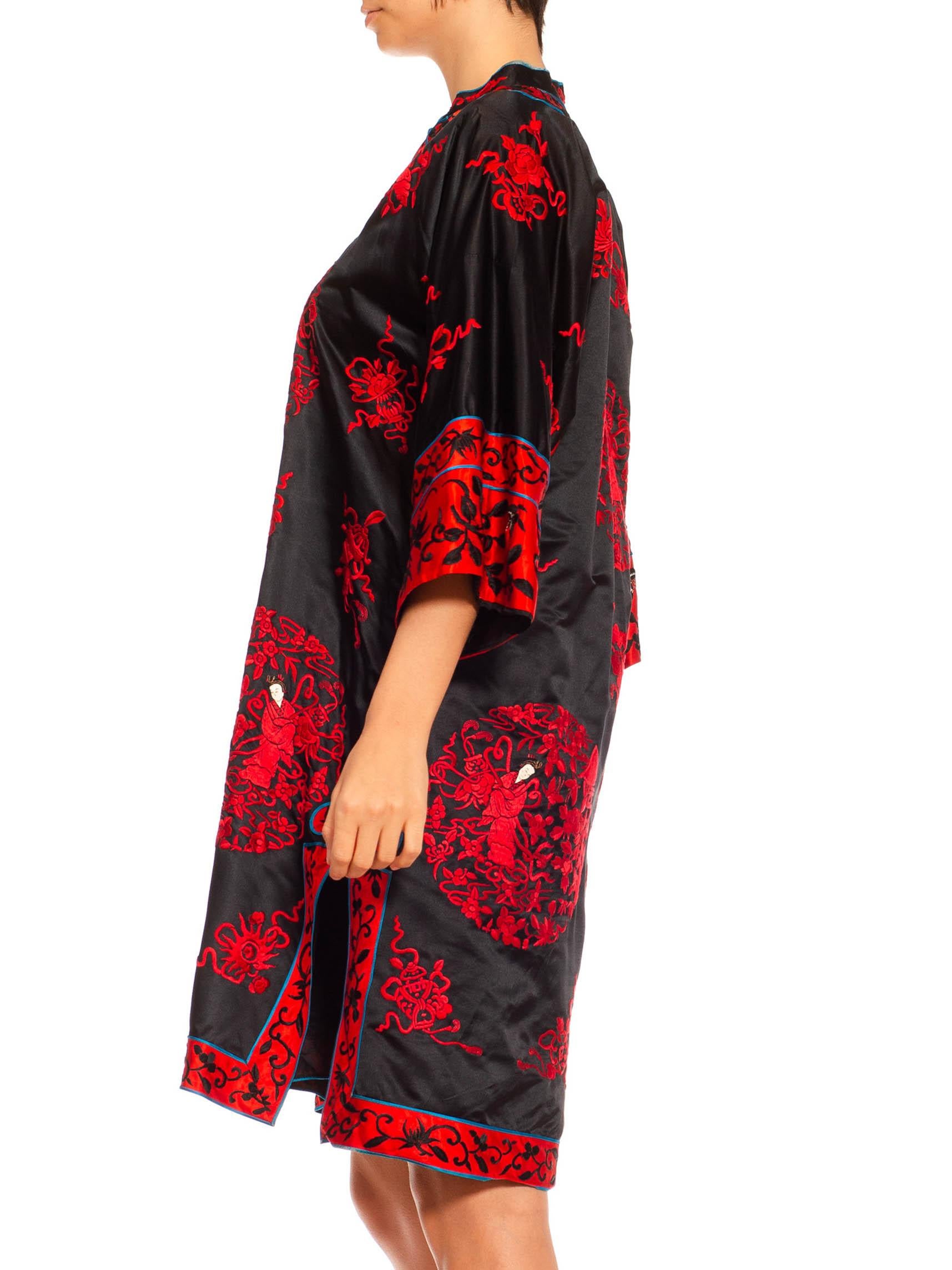 kimono des années 1950 en satin de soie noir et rouge entièrement brodé à la main