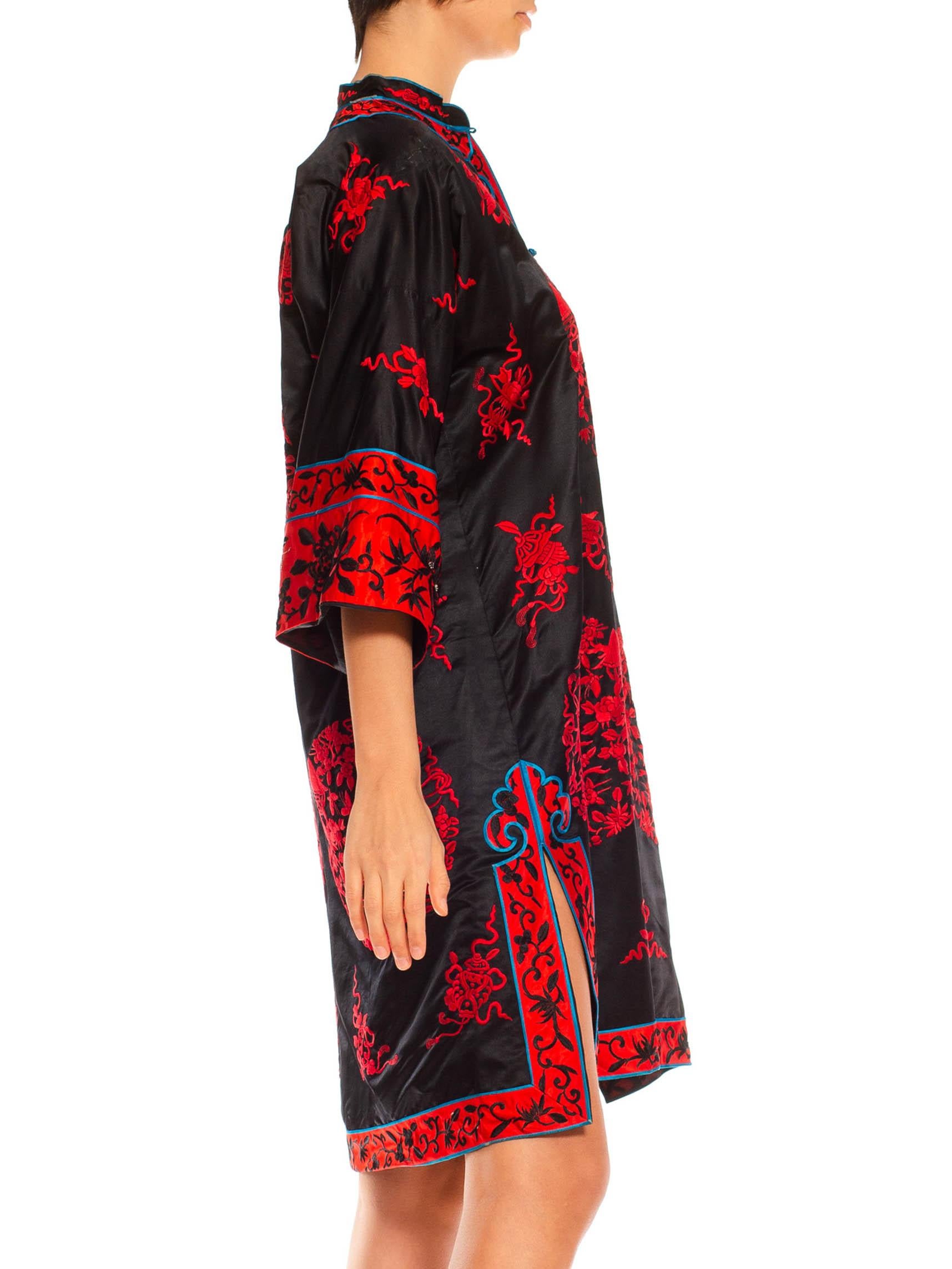 Noir Kimono en satin de soie noir et rouge entièrement brodé à la main, années 1950 en vente