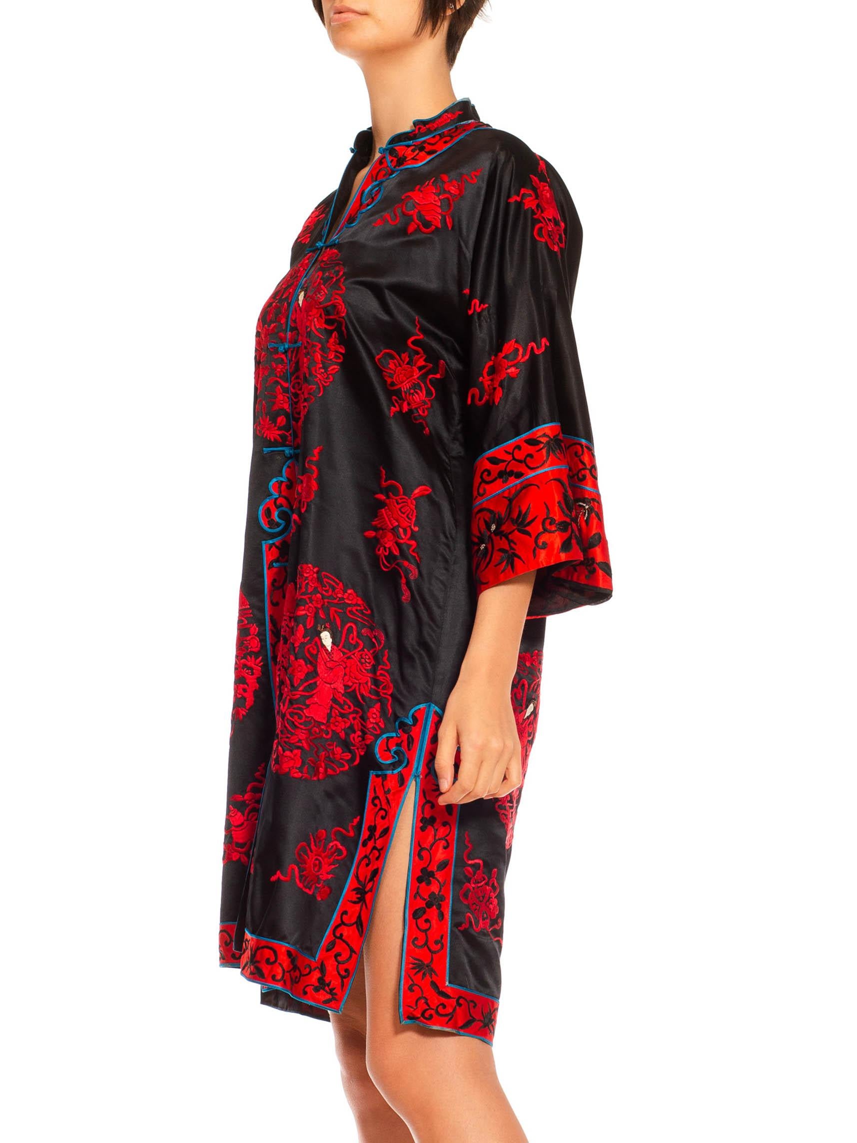 Kimono en satin de soie noir et rouge entièrement brodé à la main, années 1950 Excellent état - En vente à New York, NY