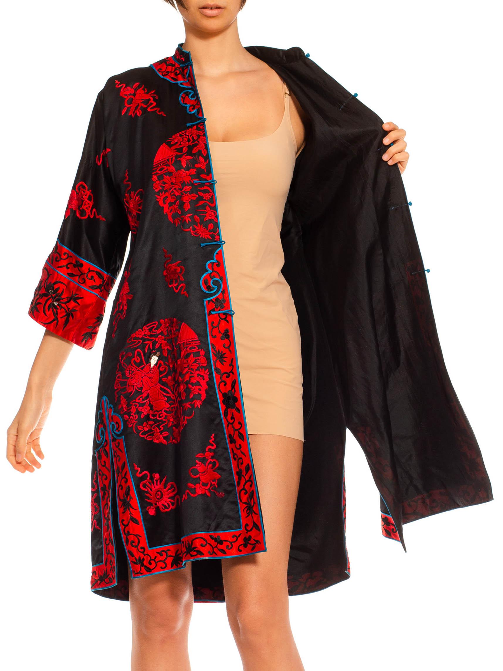 Kimono en satin de soie noir et rouge entièrement brodé à la main, années 1950 Pour femmes en vente