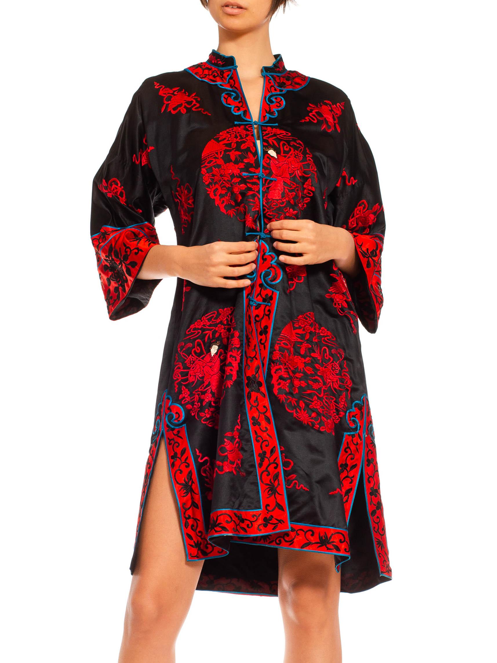 Kimono en satin de soie noir et rouge entièrement brodé à la main, années 1950 en vente 1
