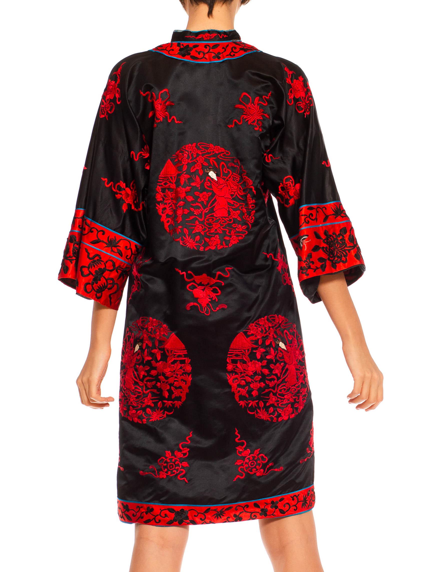 Vollständig handbestickter Kimono aus schwarzem und rotem Seidensatin aus den 1950er Jahren im Angebot 2