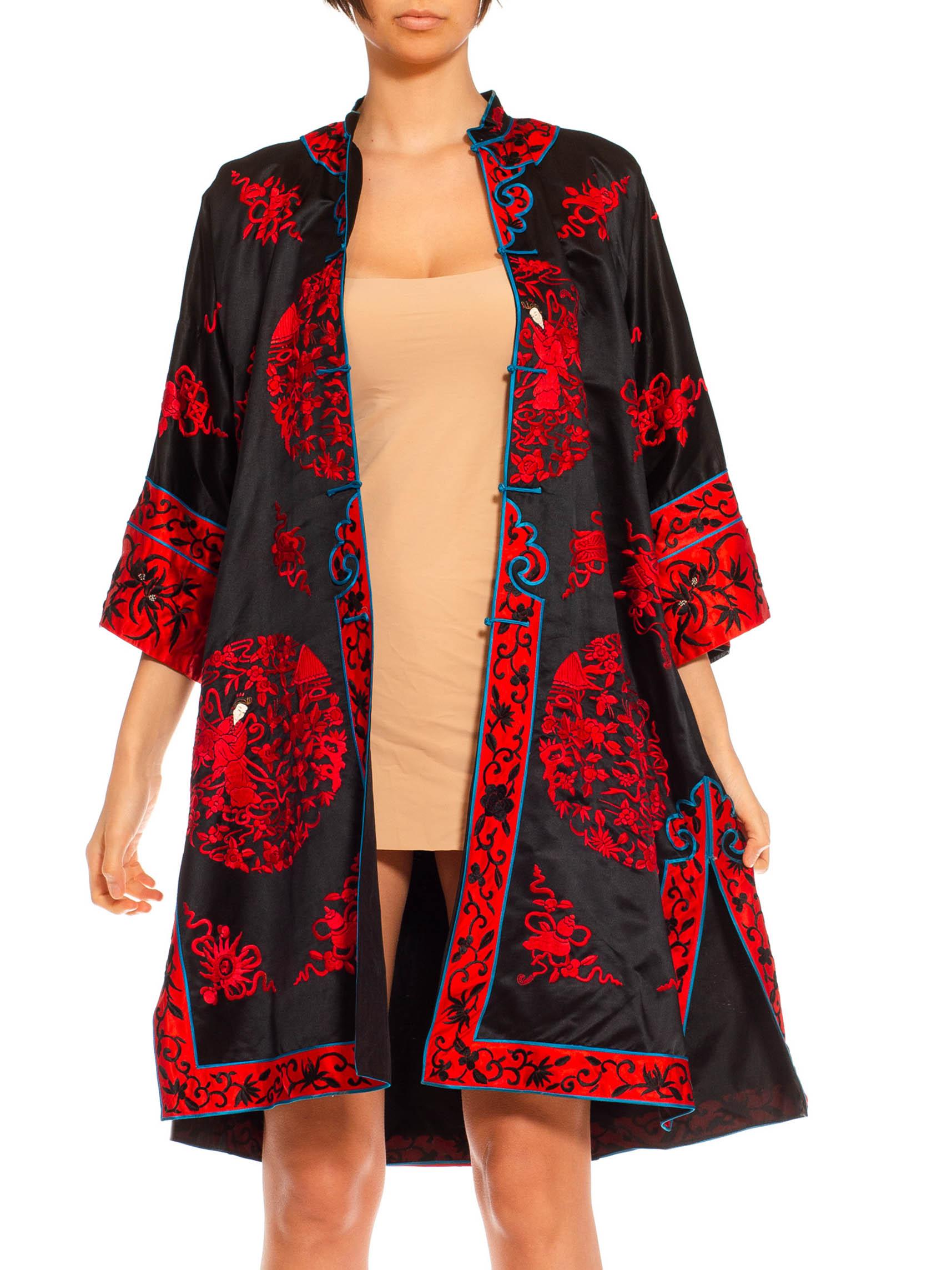 Kimono en satin de soie noir et rouge entièrement brodé à la main, années 1950 en vente 3