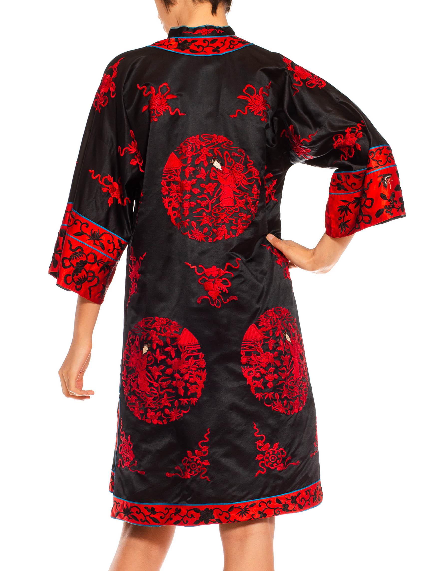 Vollständig handbestickter Kimono aus schwarzem und rotem Seidensatin aus den 1950er Jahren im Angebot 4