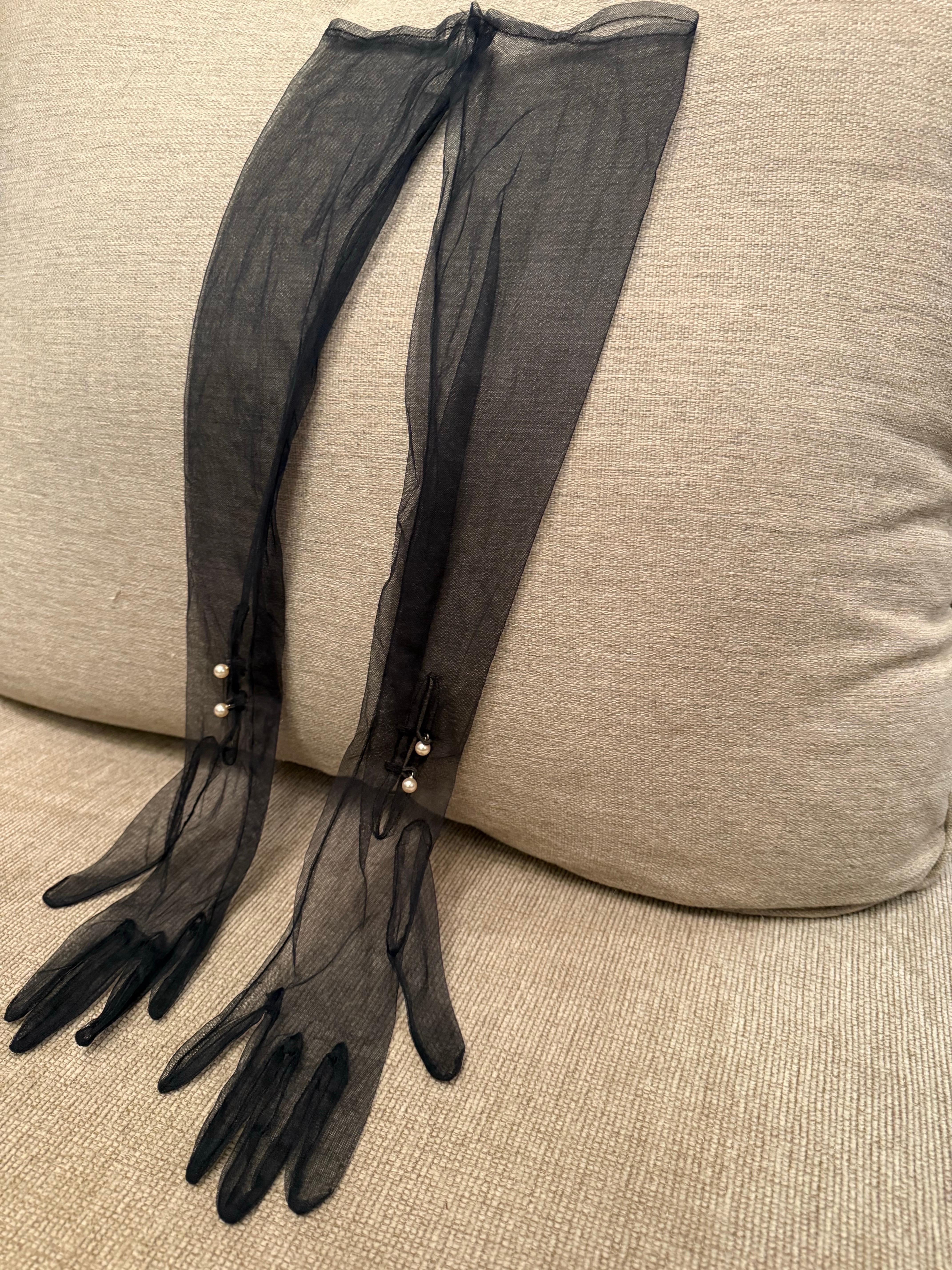 Guanti da sera in nylon trasparente anni '50 con 3 bottoni di perle al polso In condizioni ottime in vendita a Gresham, OR