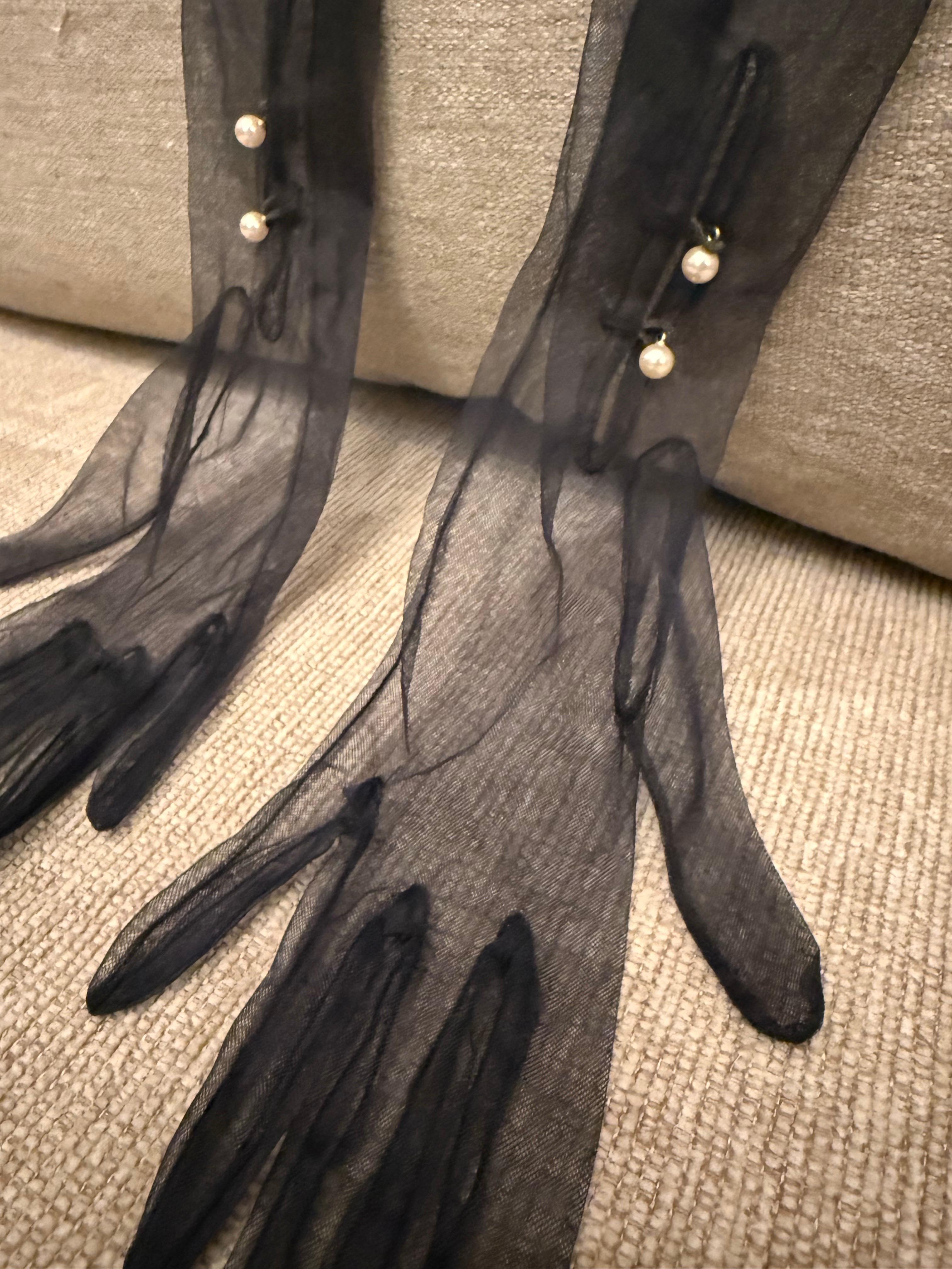 Guanti da sera in nylon trasparente anni '50 con 3 bottoni di perle al polso in vendita 1