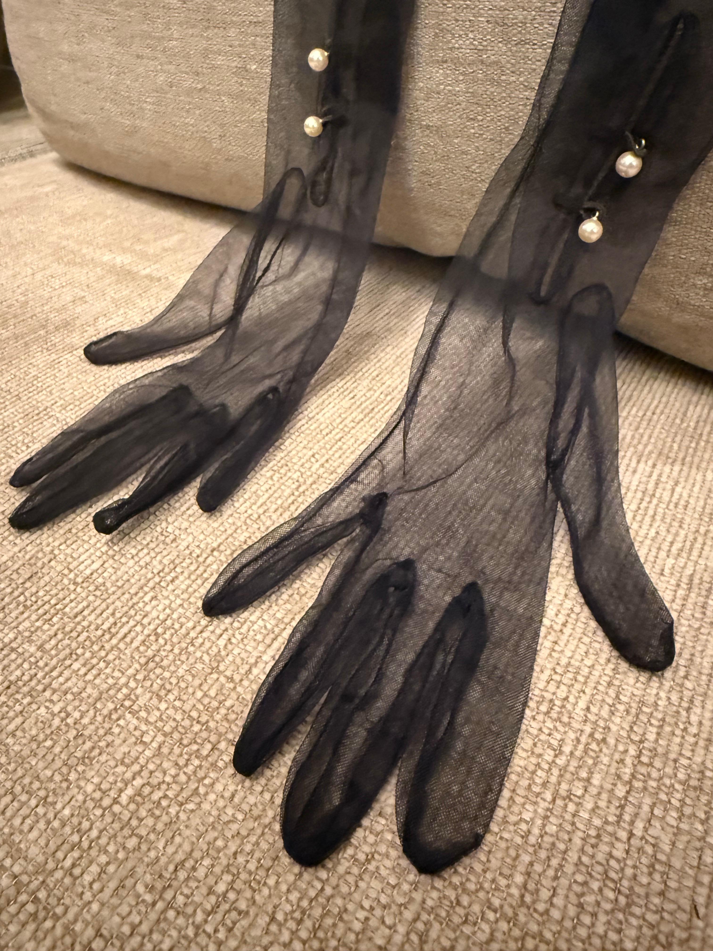 Guanti da sera in nylon trasparente anni '50 con 3 bottoni di perle al polso in vendita 2