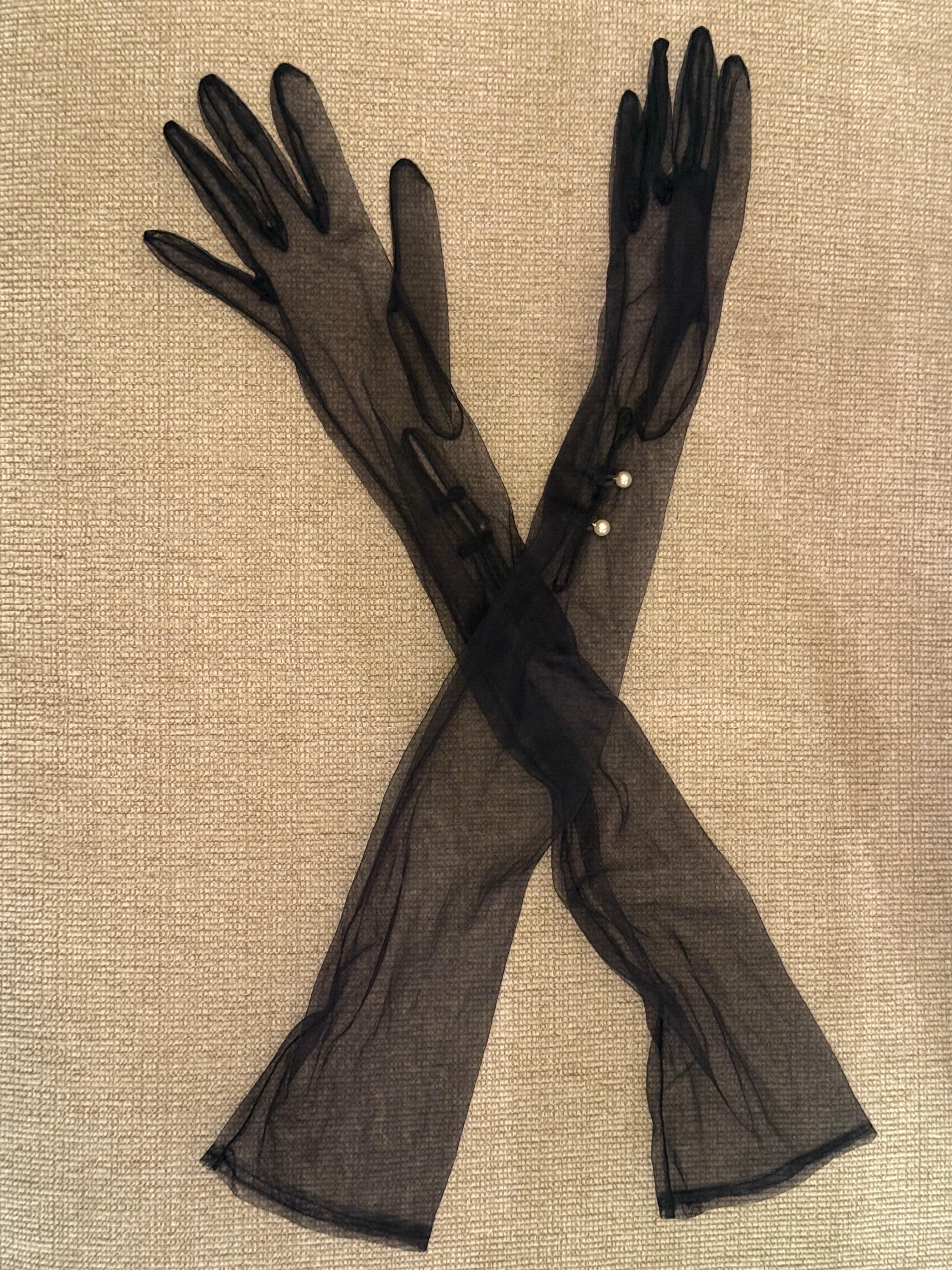 Guanti da sera in nylon trasparente anni '50 con 3 bottoni di perle al polso in vendita 4