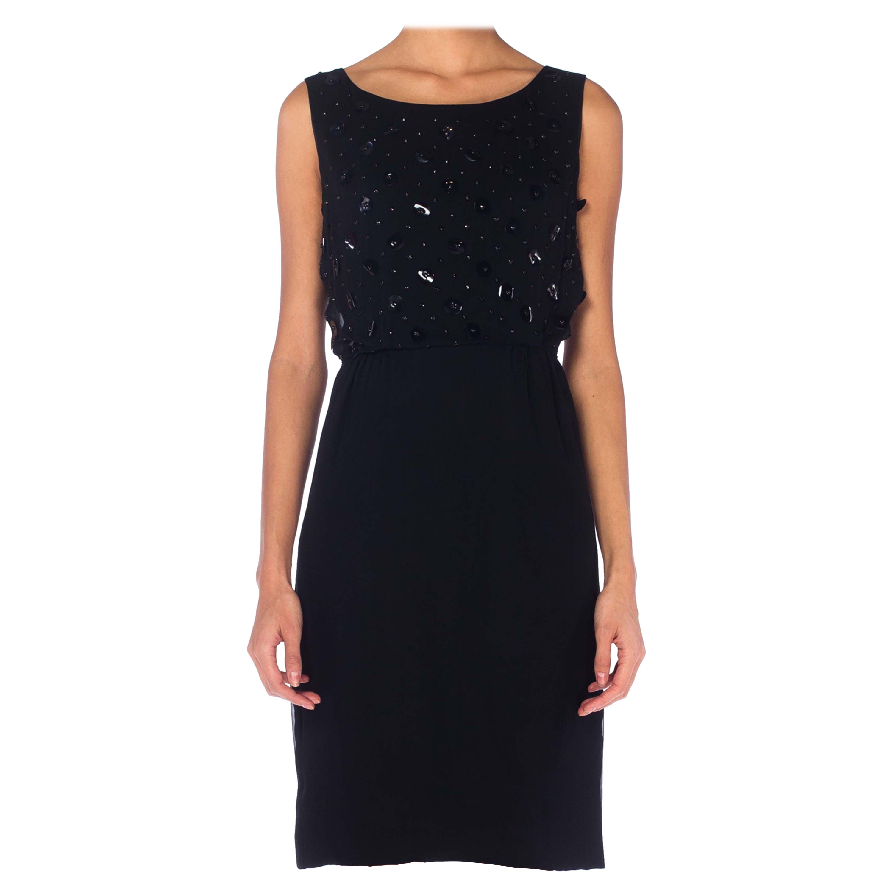 Cocktail en mousseline de soie noire des années 1950  Robe à corsage pailleté et cloutée