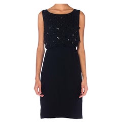 Cocktail en mousseline de soie noire des années 1950  Robe à corsage pailleté et cloutée
