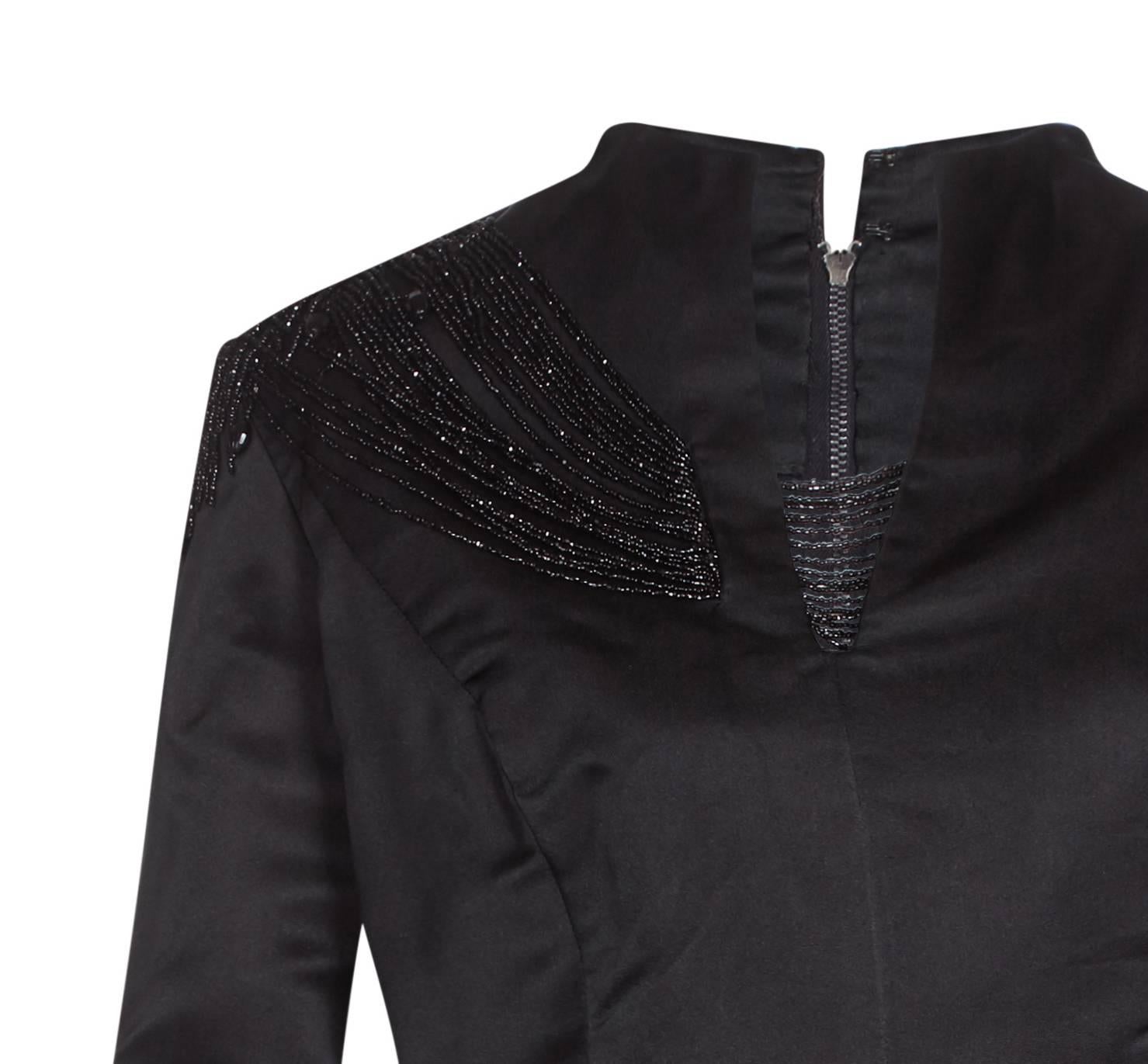 Robe de soirée en soie noire des années 1950 avec col péplum et perles Pour femmes en vente