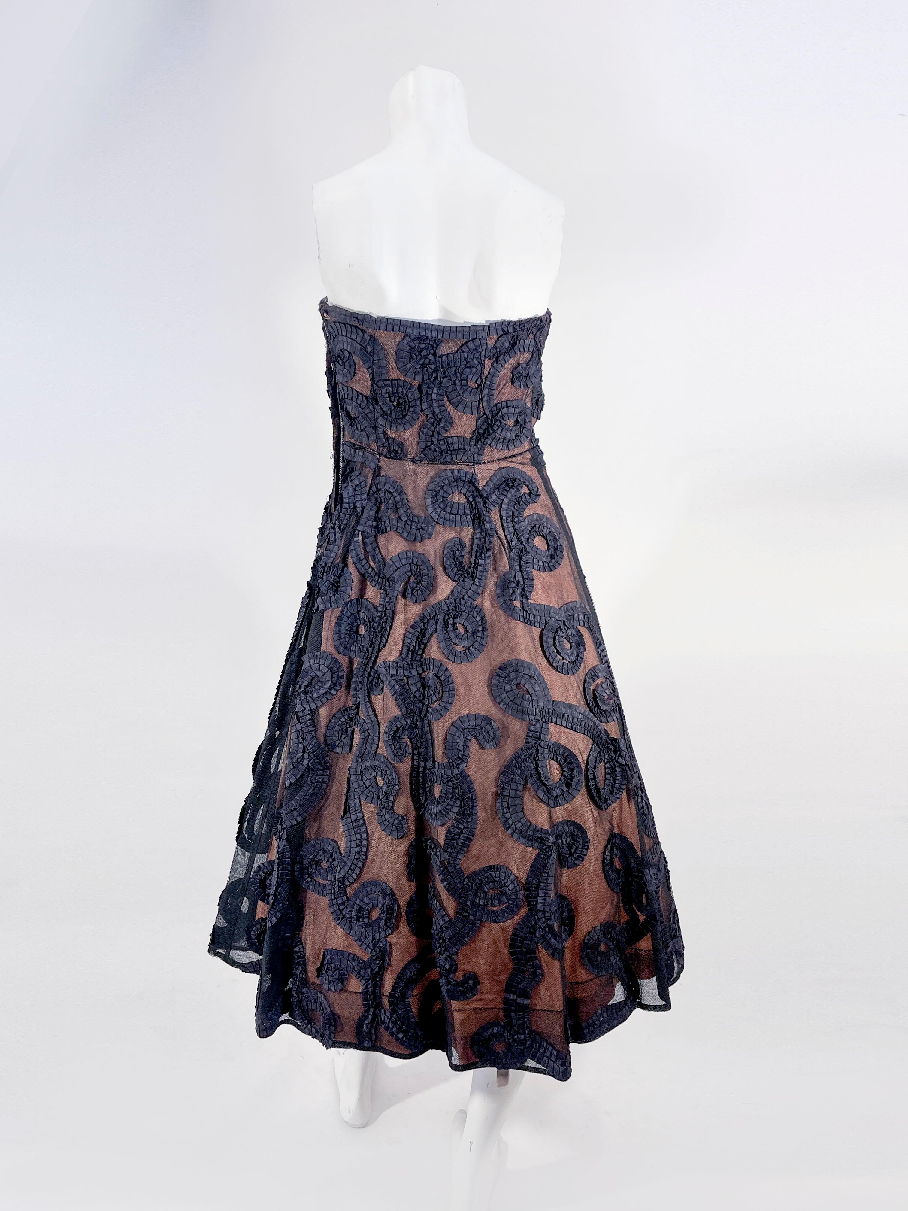 1950er Schwarzes trägerloses Schleifen-Sous-Tache-Kleid Damen im Angebot