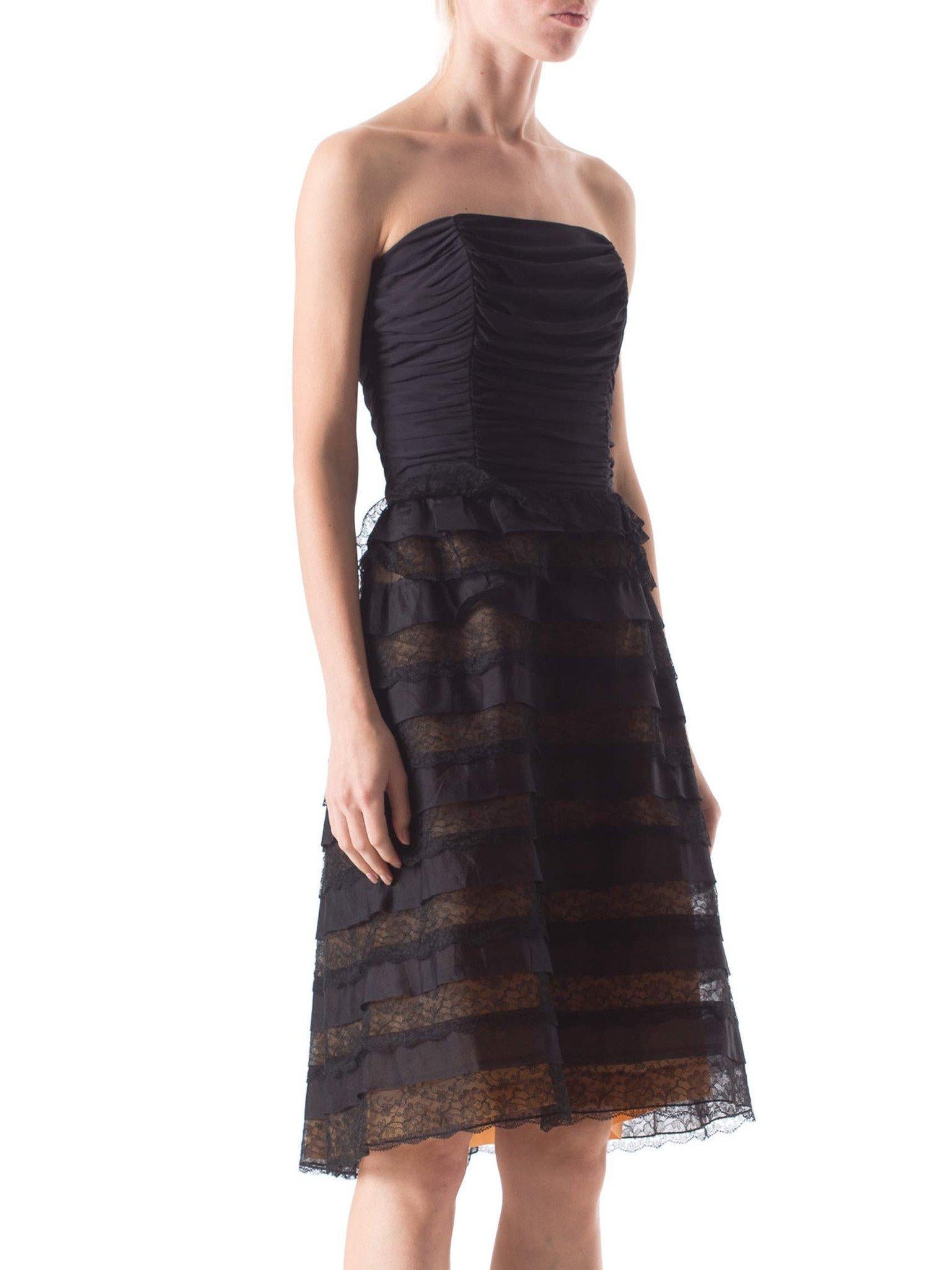 1950S Vestido negro de punto de seda sin tirantes con falda de volantes de organza plisada y encaje