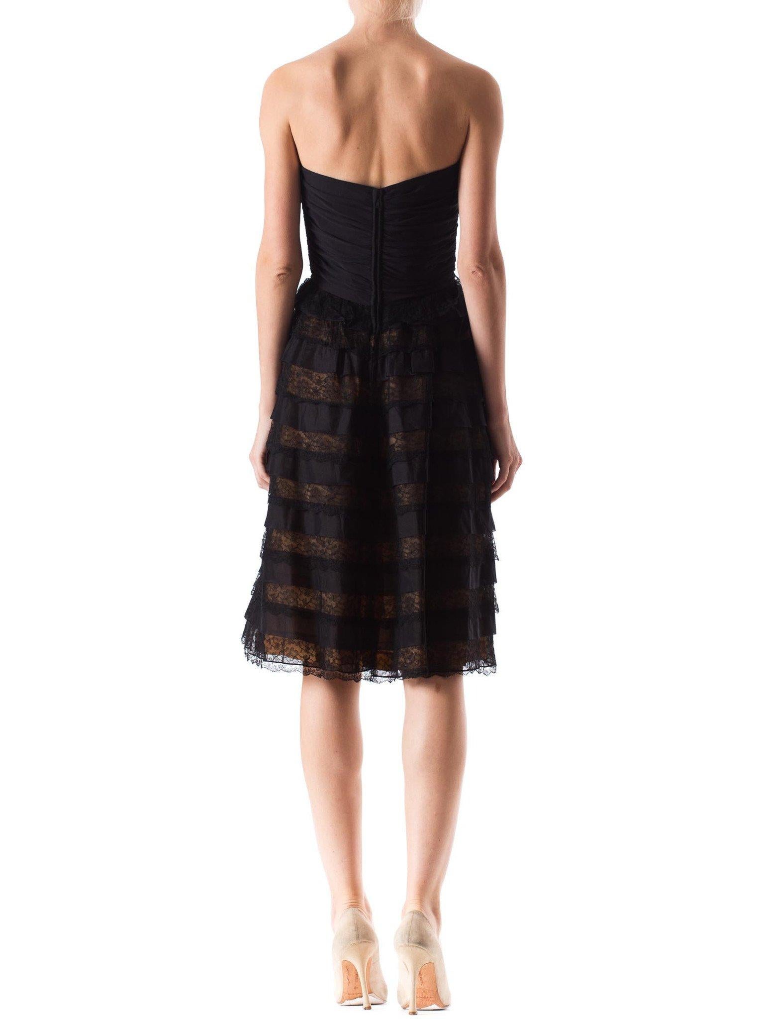 1950er Schwarzes trägerloses Seidenjersey-Kleid aus den 1950er Jahren mit plissiertem Organza und gerafftem Swin im Zustand „Hervorragend“ im Angebot in New York, NY