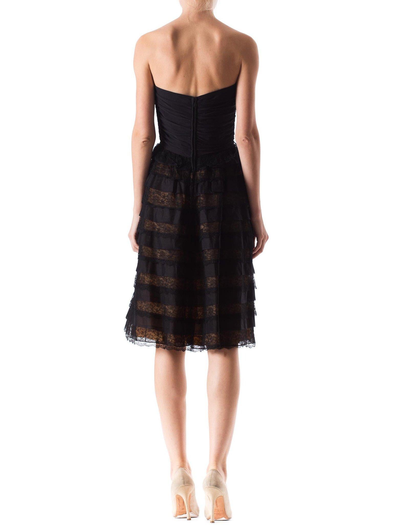 1950S Vestido negro sin tirantes de jersey de seda con organza plisada y encaje con volantes Swin Negro en venta