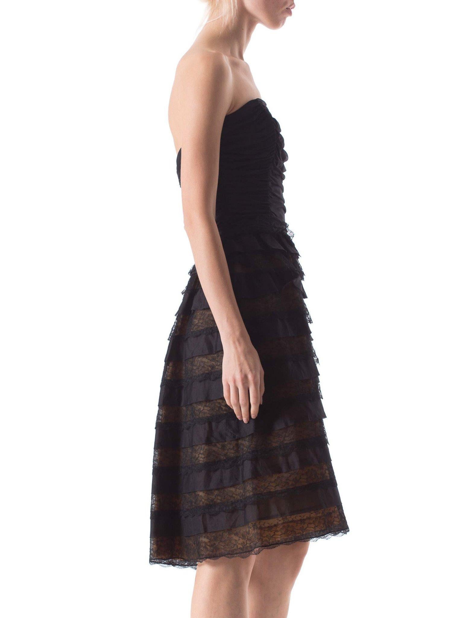 1950er Schwarzes trägerloses Seidenjersey-Kleid aus den 1950er Jahren mit plissiertem Organza und gerafftem Swin Damen im Angebot