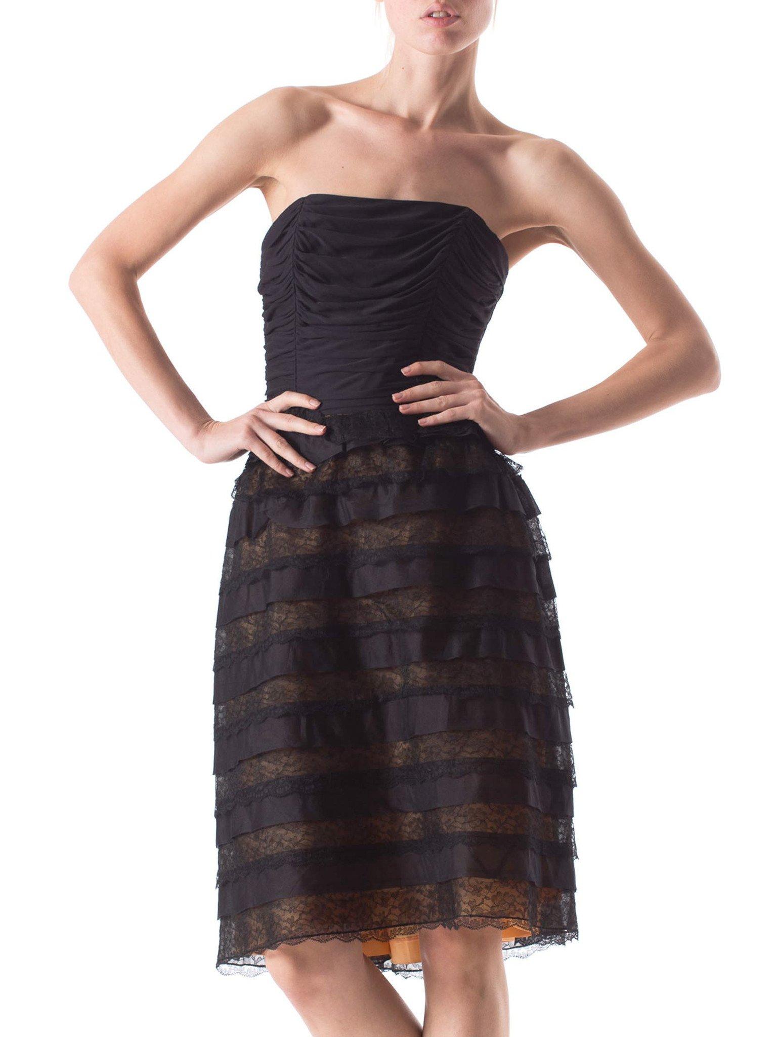 1950er Schwarzes trägerloses Seidenjersey-Kleid aus den 1950er Jahren mit plissiertem Organza und gerafftem Swin im Angebot 1