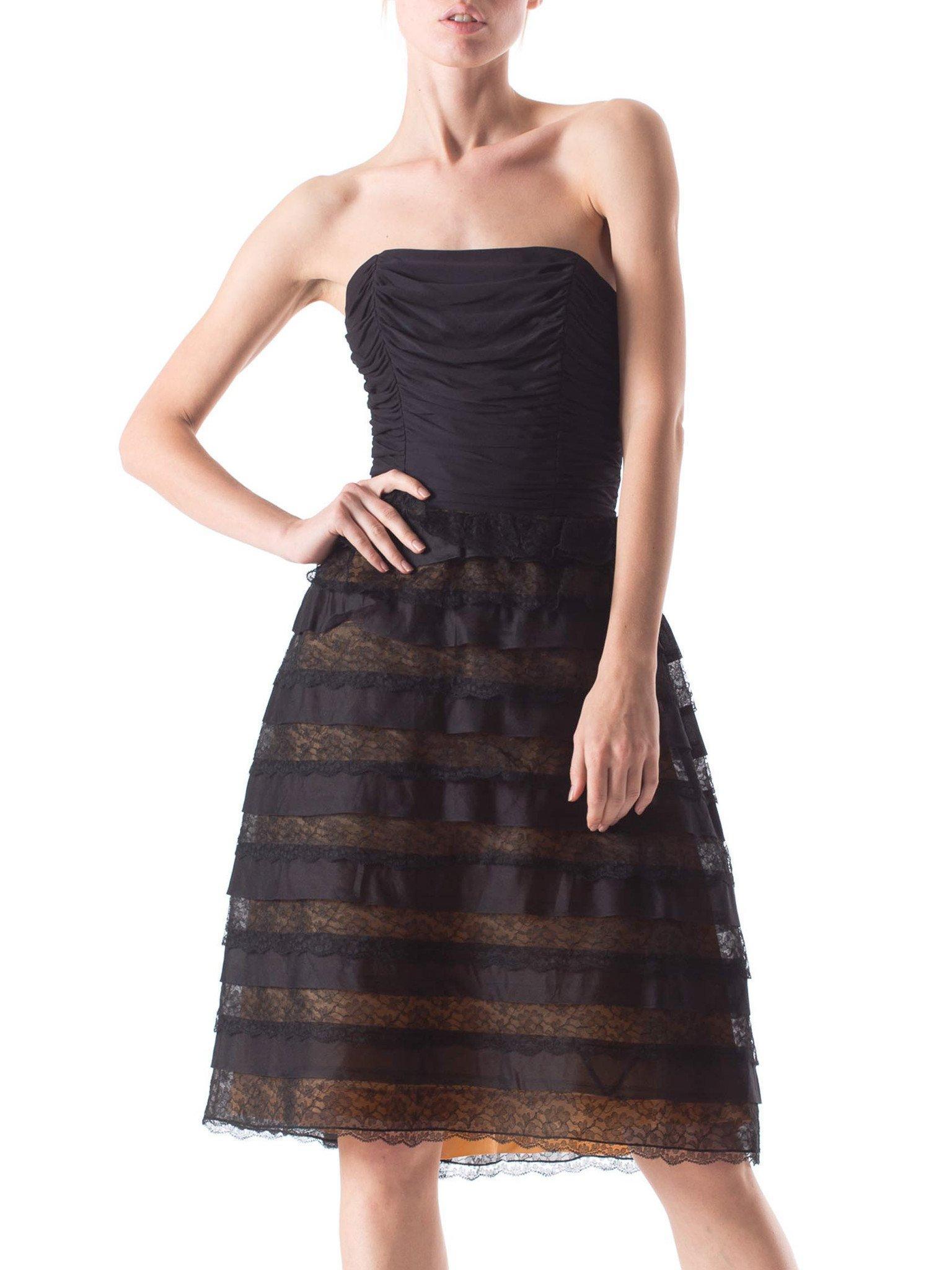 1950S Vestido negro sin tirantes de jersey de seda con organza plisada y encaje con volantes Swin en venta 1