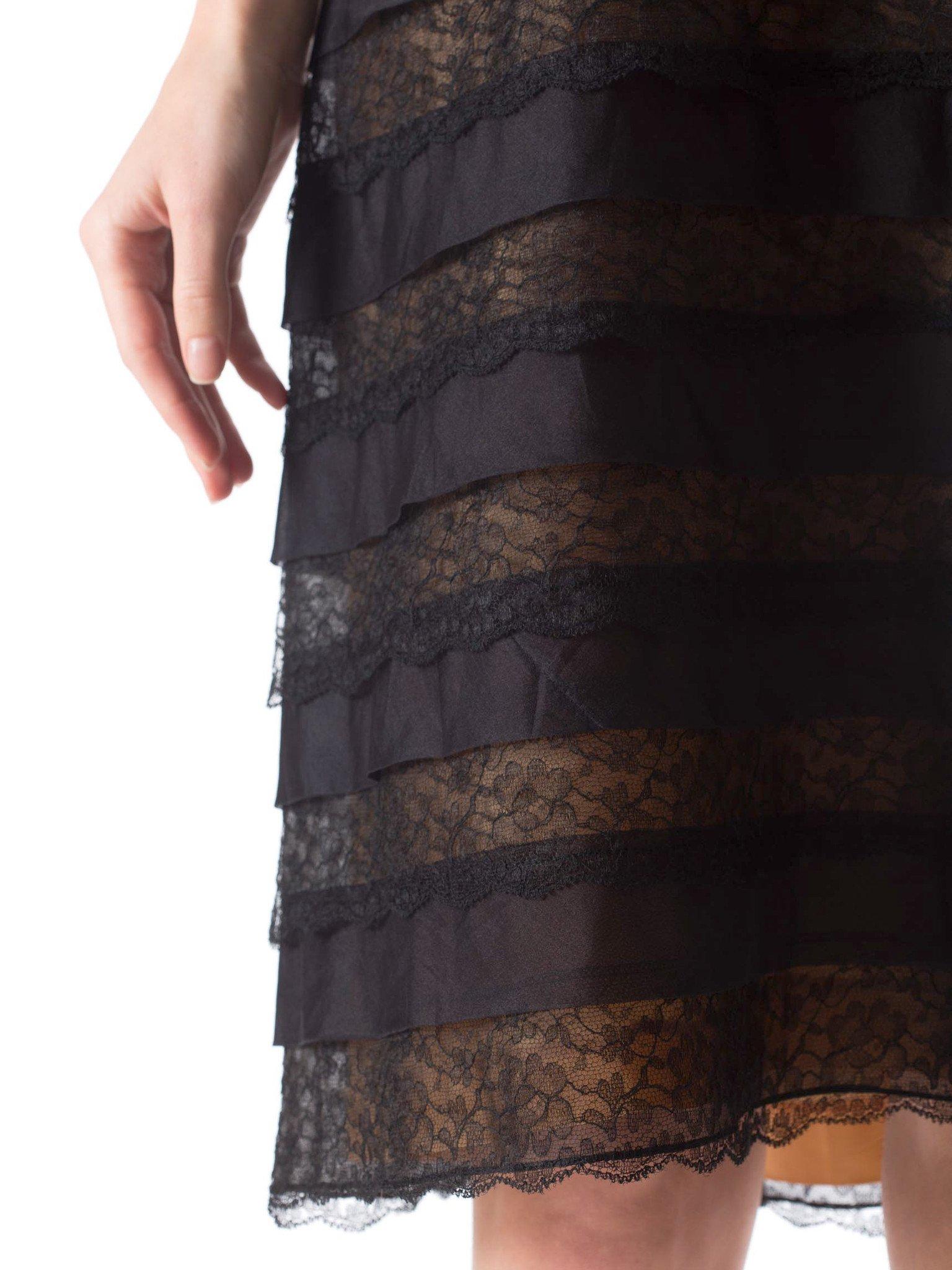 1950er Schwarzes trägerloses Seidenjersey-Kleid aus den 1950er Jahren mit plissiertem Organza und gerafftem Swin im Angebot 3