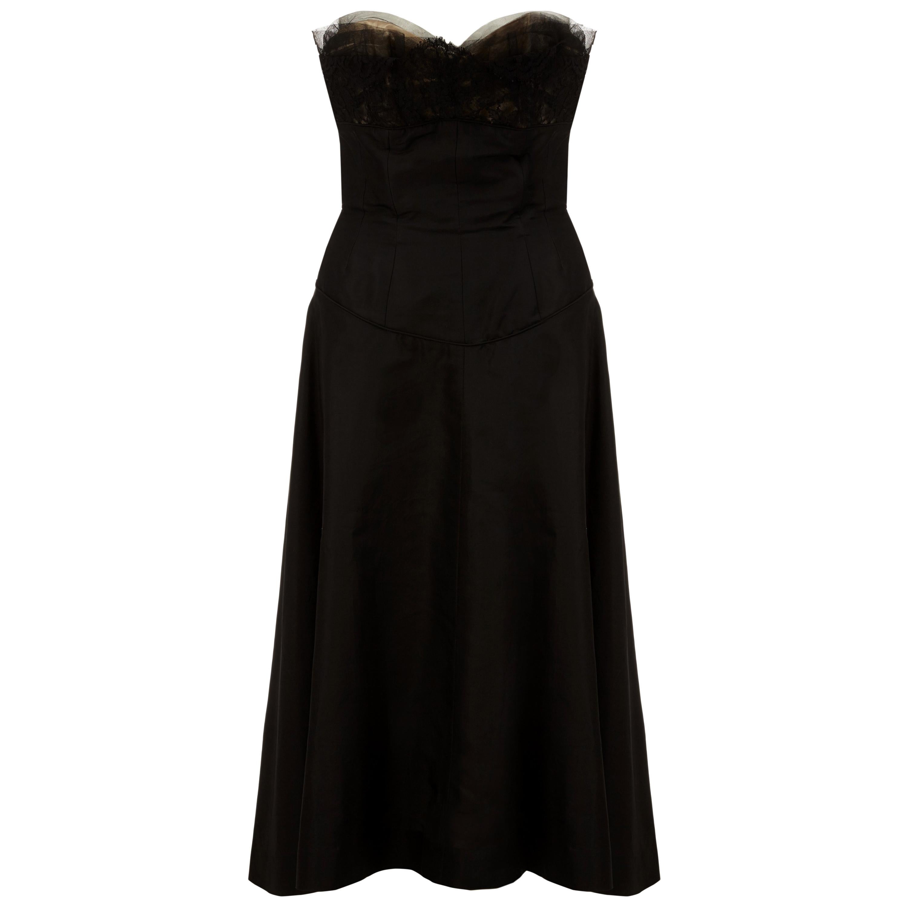 Robe sans bretelles en satin de soie et dentelle noire des années 1950