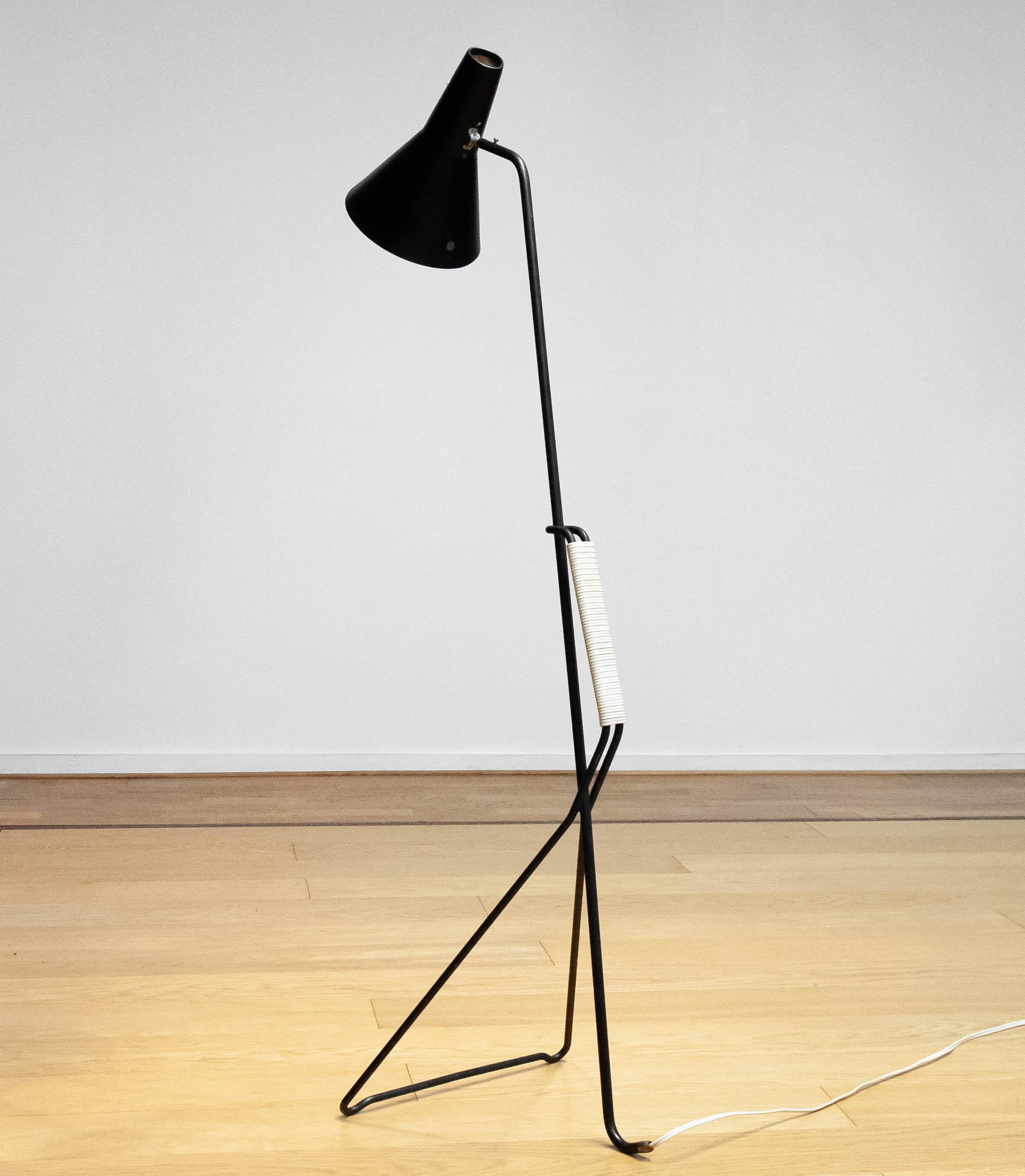 1950s Black Swedish Grasshopper Floor Lamp By Svend Aage Holm Sorensen For Asea. In Good Condition For Sale In Silvolde, Gelderland