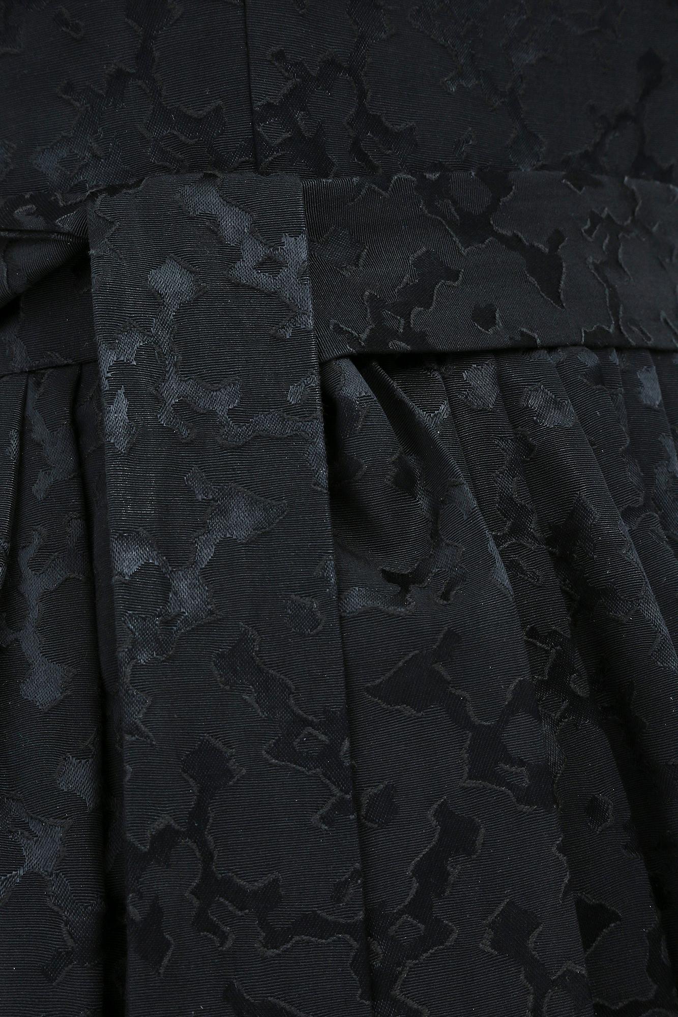 Schwarzes strukturiertes Jacquardkleid mit Schößchen aus den 1950er Jahren im Angebot 2