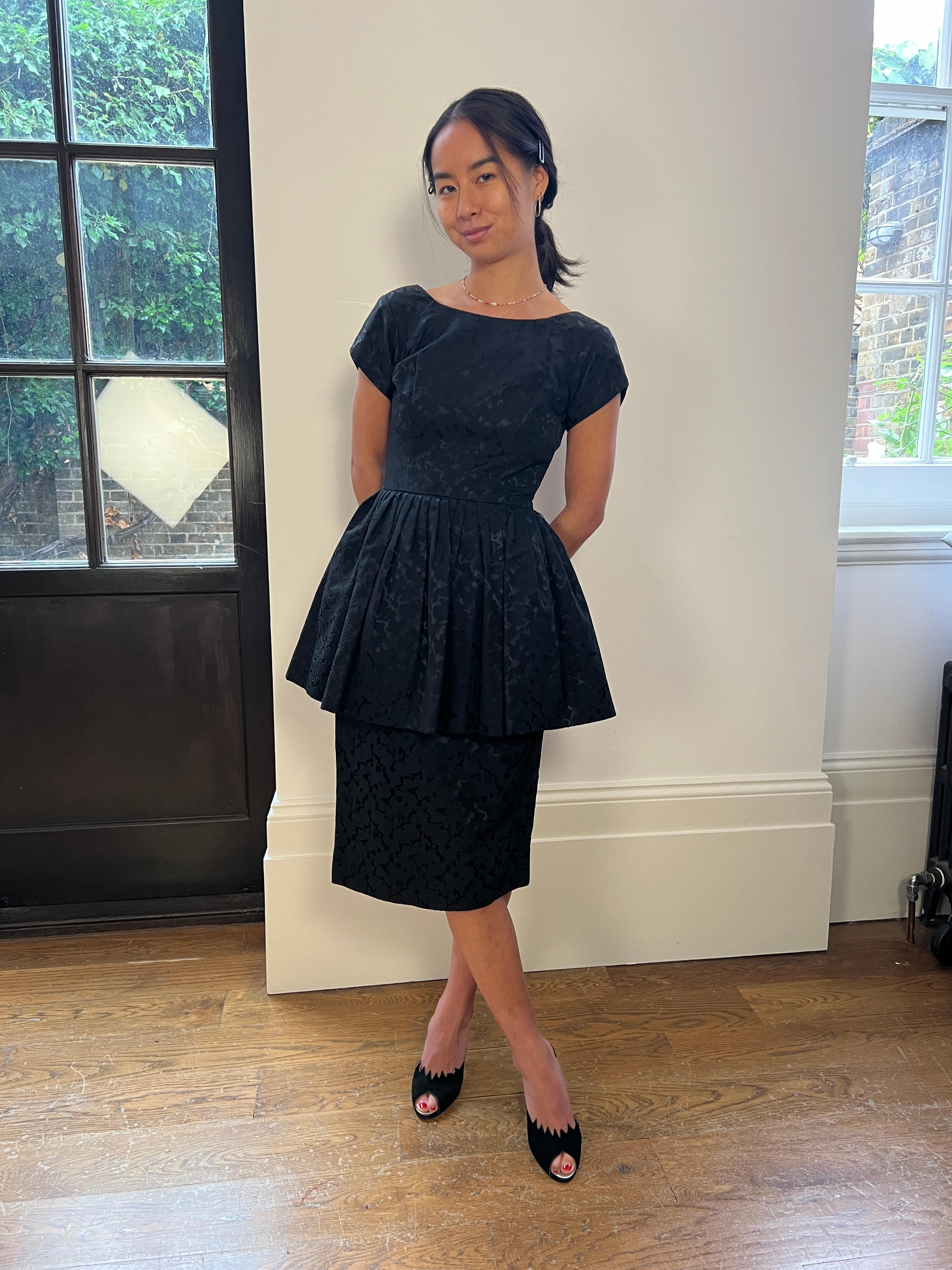 Vestido negro de los años 50 de jacquard texturizado con peplum en venta 2