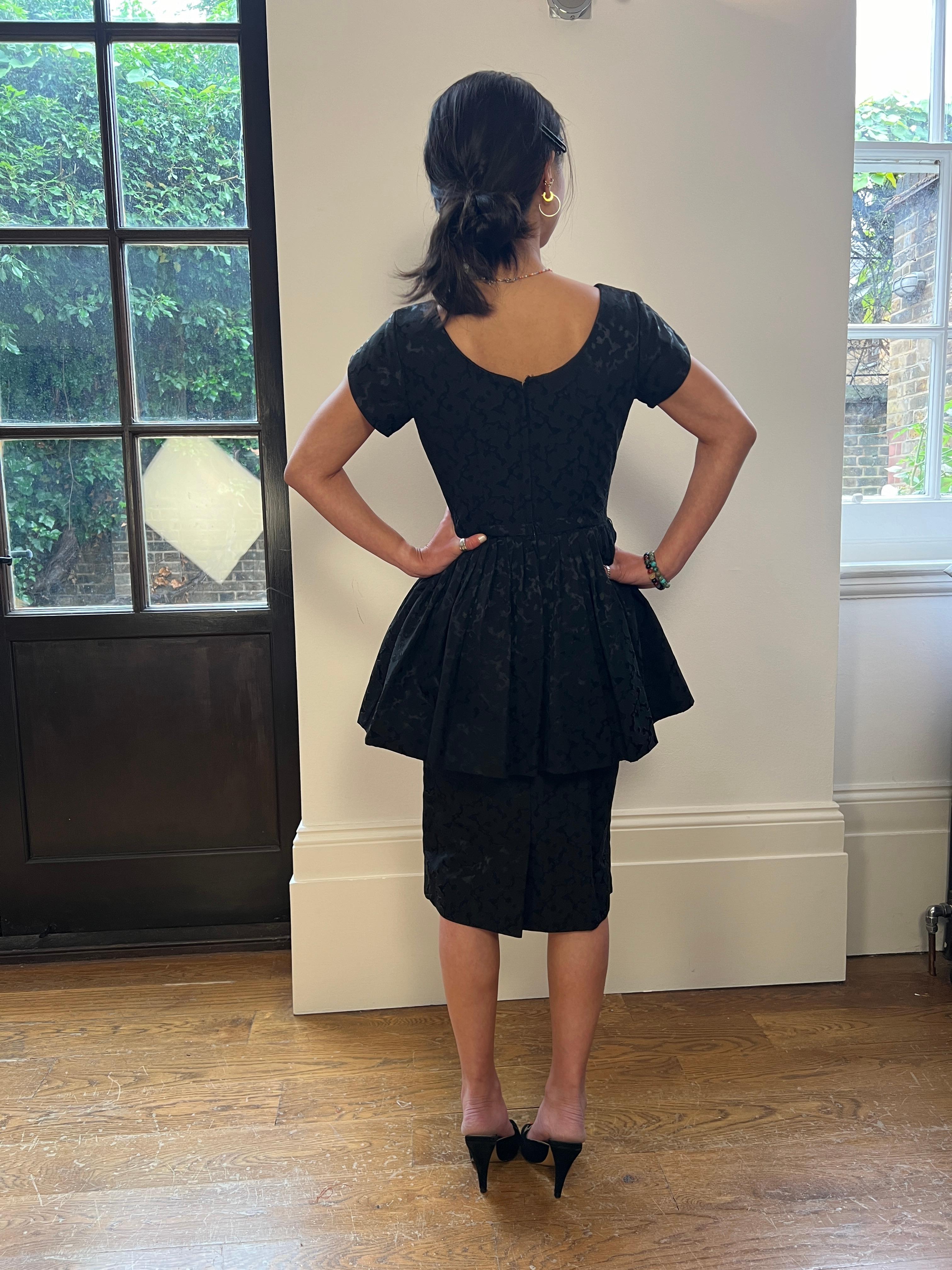 Vestido negro de los años 50 de jacquard texturizado con peplum en venta 3