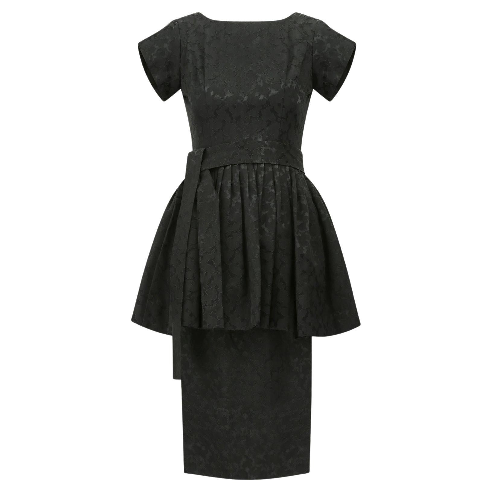 Schwarzes strukturiertes Jacquardkleid mit Schößchen aus den 1950er Jahren im Angebot