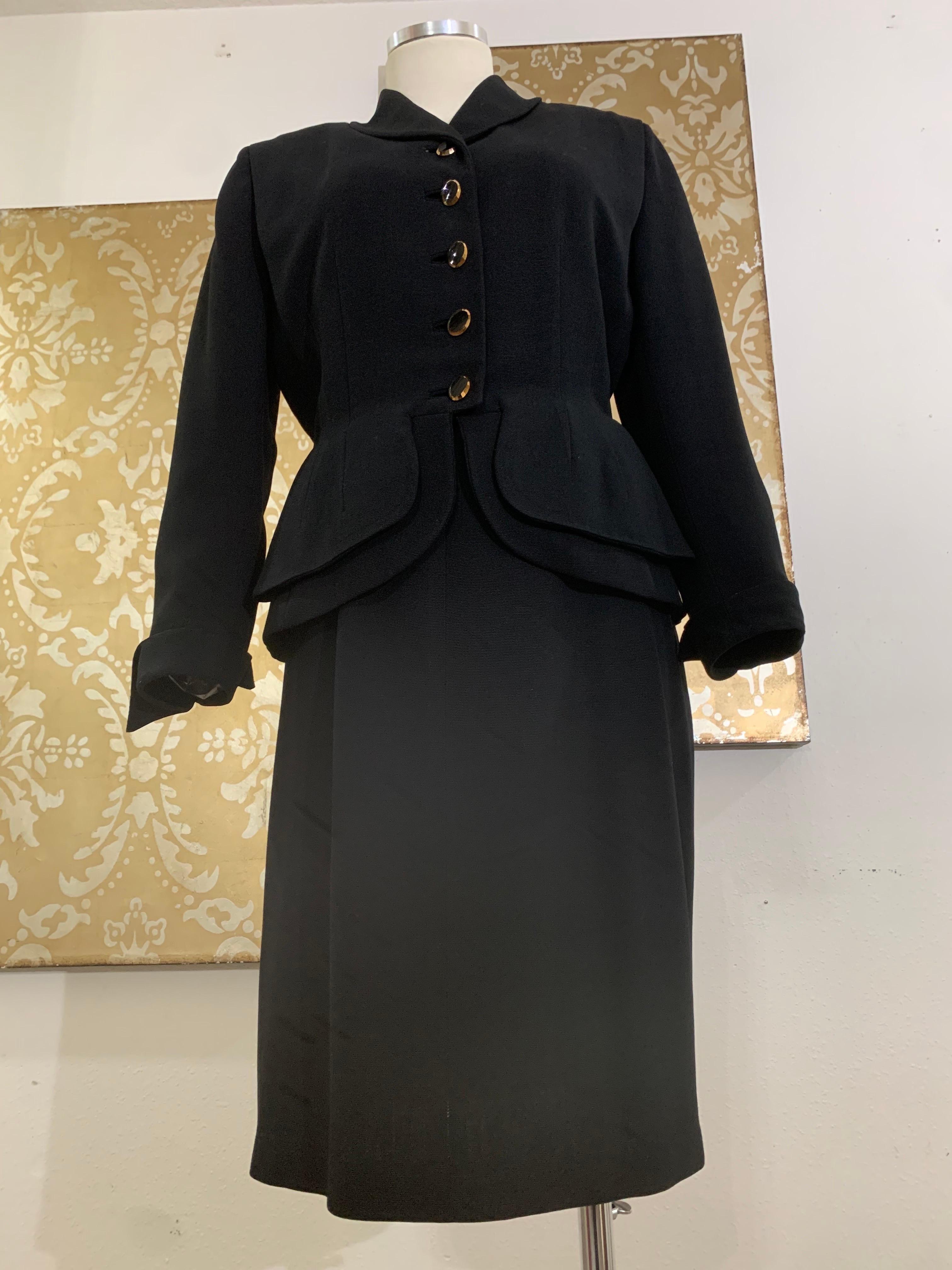 Abito con gonna aderente in gabardine di lana nera a doppio peplo degli anni '50 in vendita 5