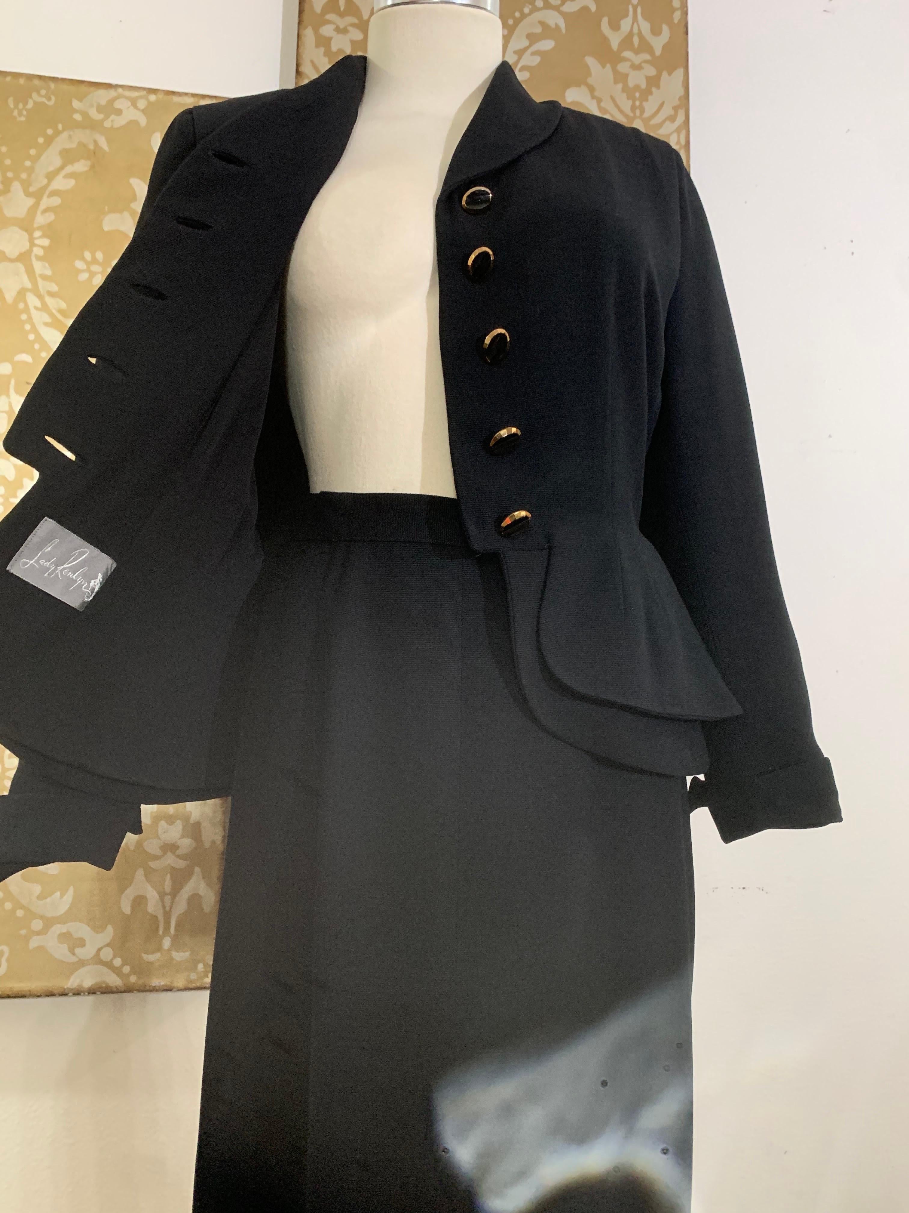 Abito con gonna aderente in gabardine di lana nera a doppio peplo degli anni '50 in vendita 6