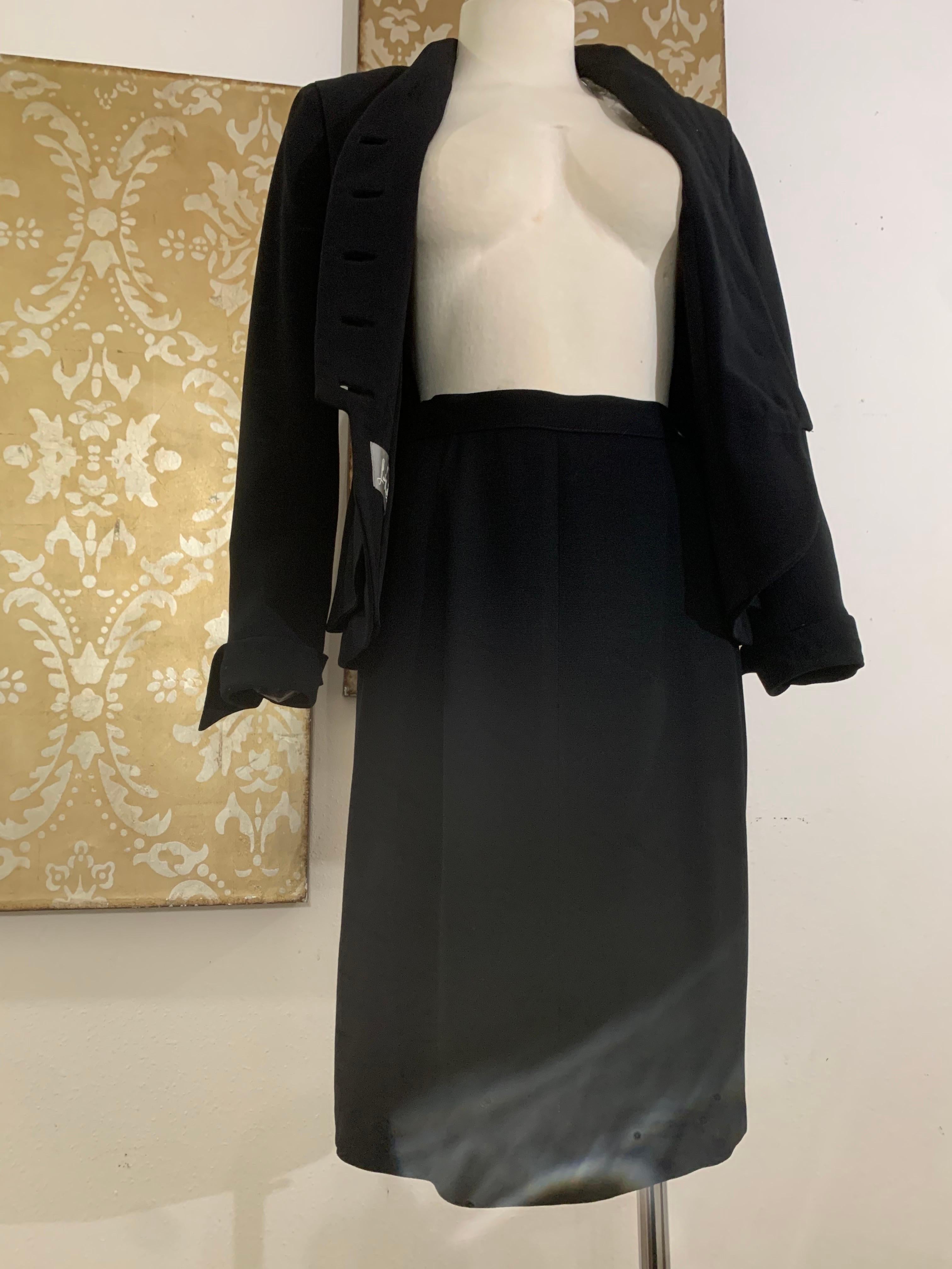 Abito con gonna aderente in gabardine di lana nera a doppio peplo degli anni '50 in vendita 8