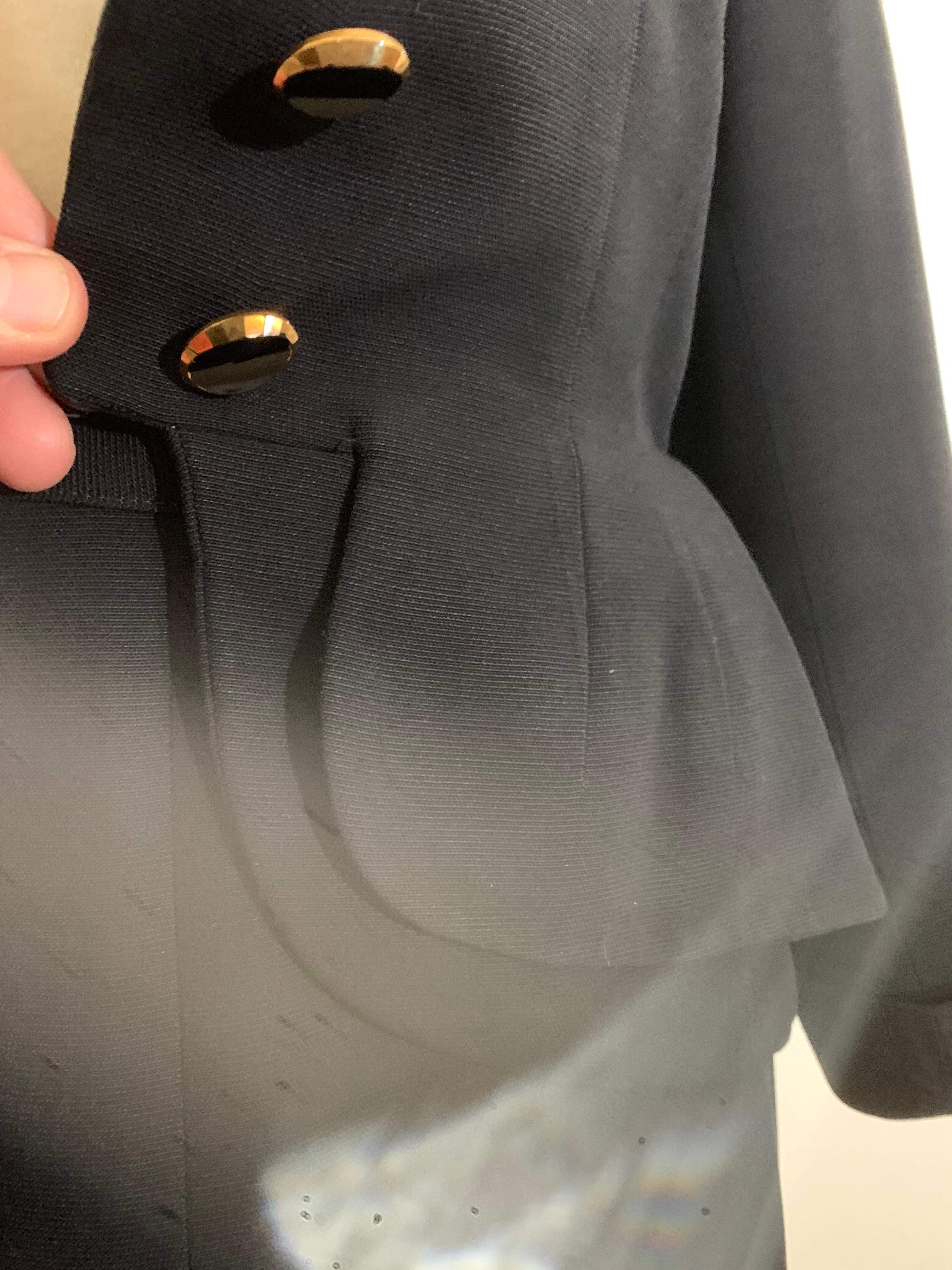 Abito con gonna aderente in gabardine di lana nera a doppio peplo degli anni '50 in vendita 9