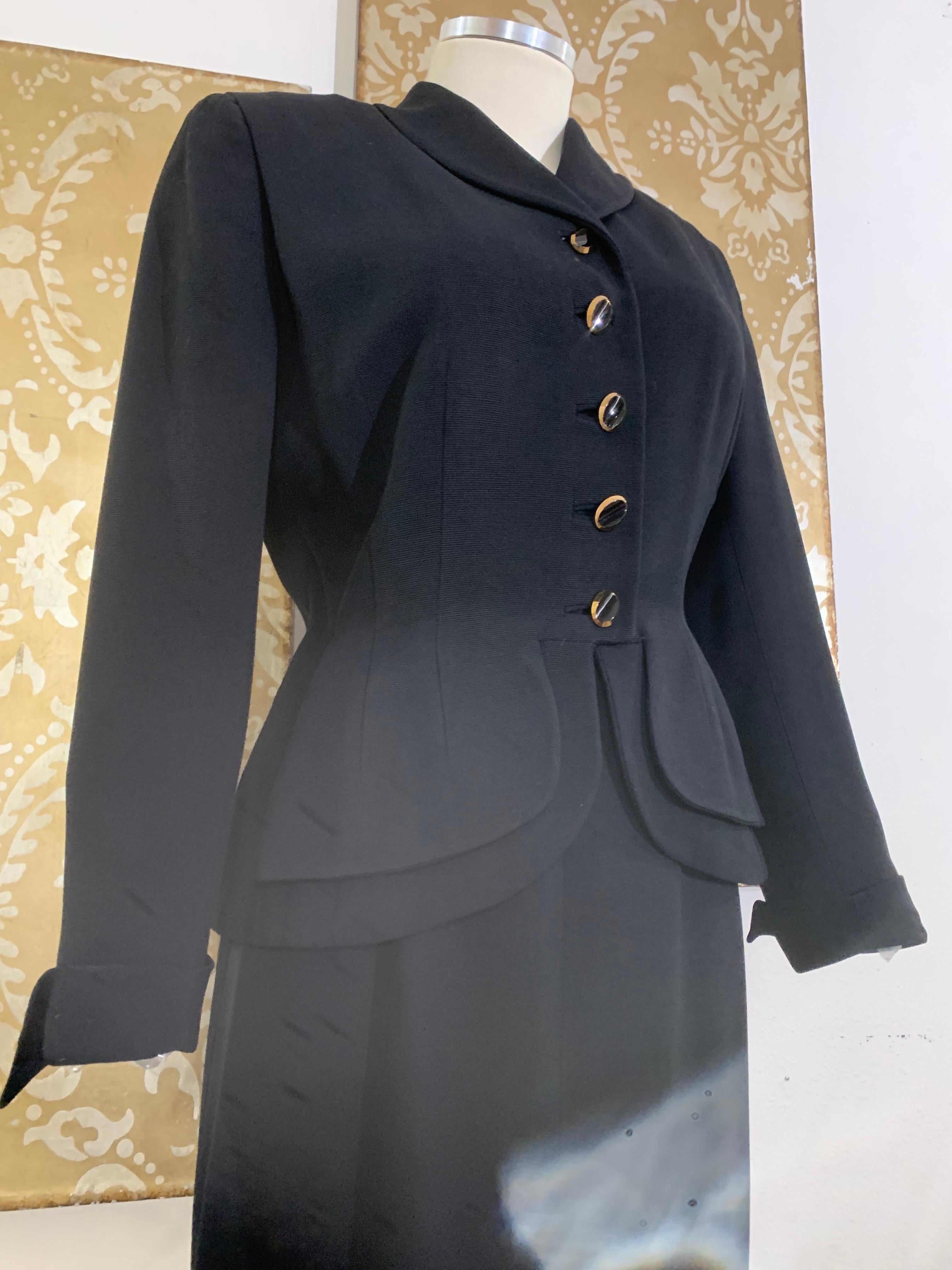 Abito con gonna aderente in gabardine di lana nera a doppio peplo degli anni '50 In condizioni ottime in vendita a Gresham, OR