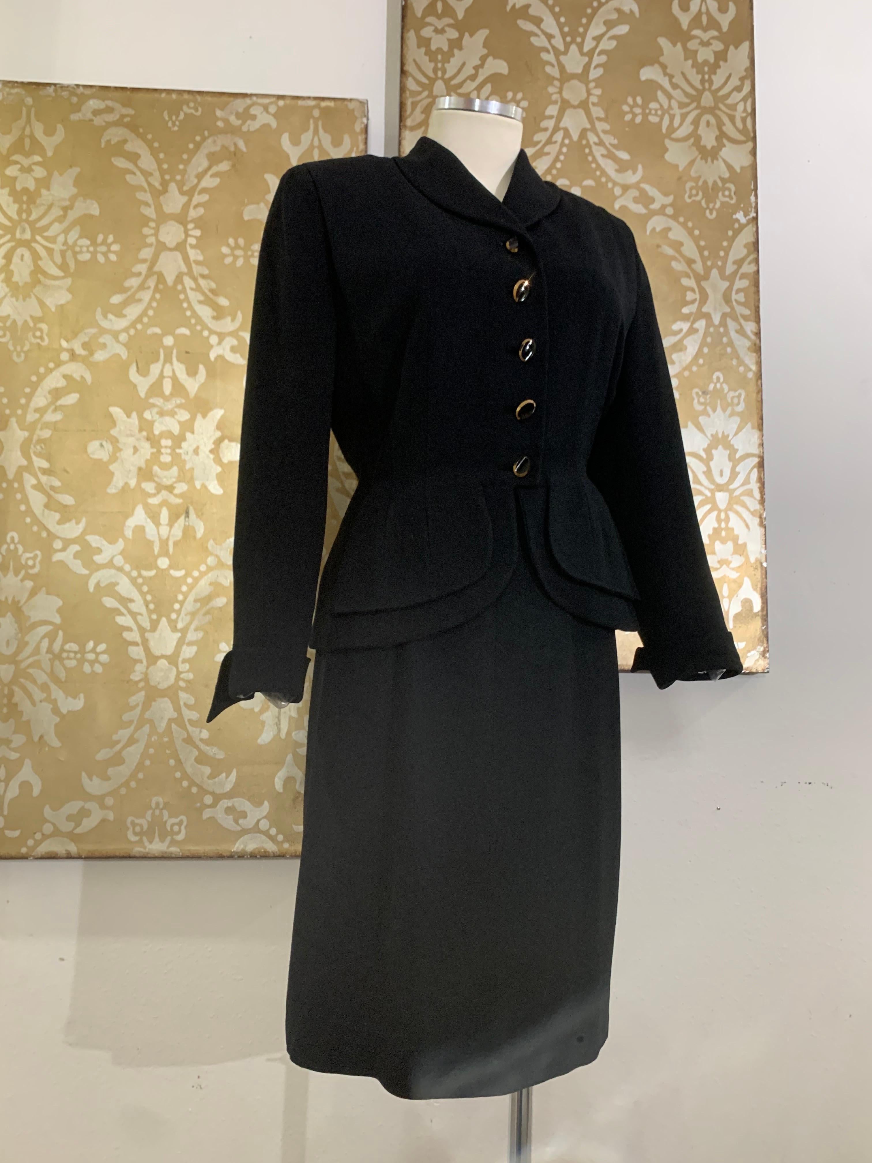 Abito con gonna aderente in gabardine di lana nera a doppio peplo degli anni '50 in vendita 1
