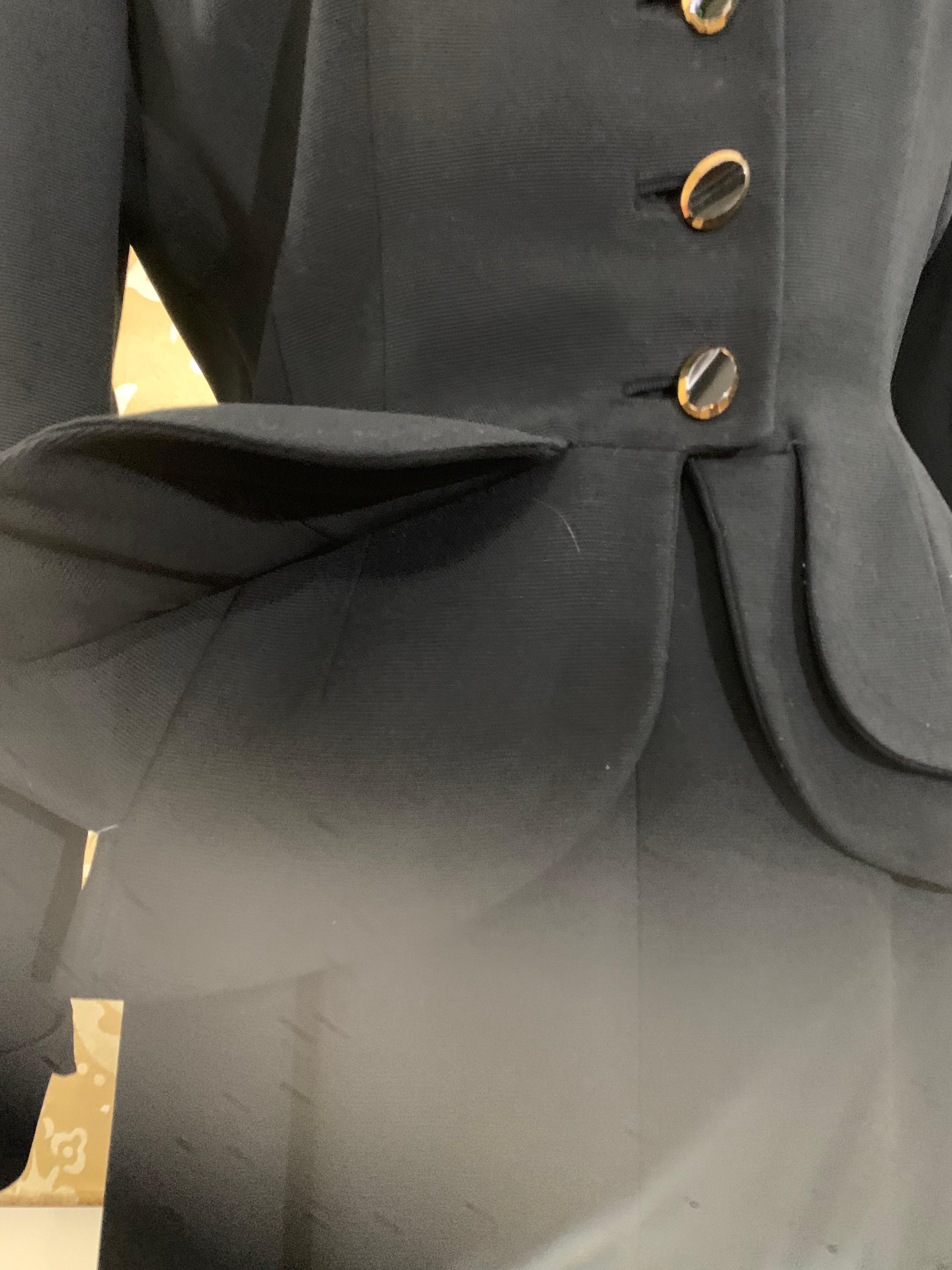 Abito con gonna aderente in gabardine di lana nera a doppio peplo degli anni '50 in vendita 2