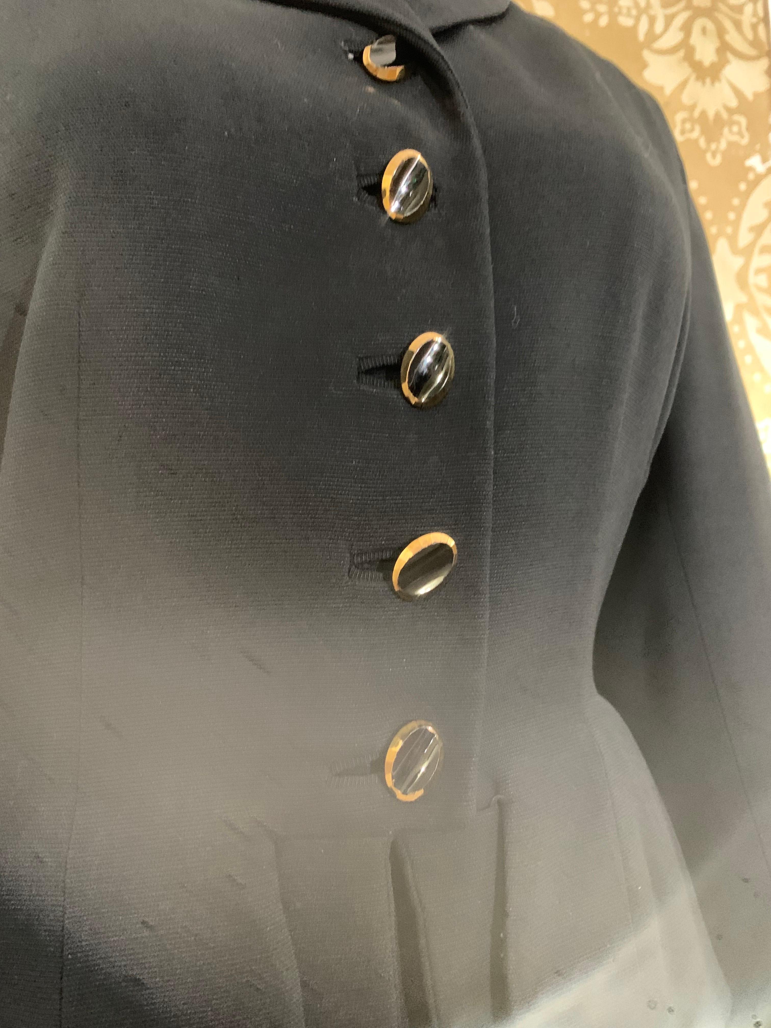 Abito con gonna aderente in gabardine di lana nera a doppio peplo degli anni '50 in vendita 3