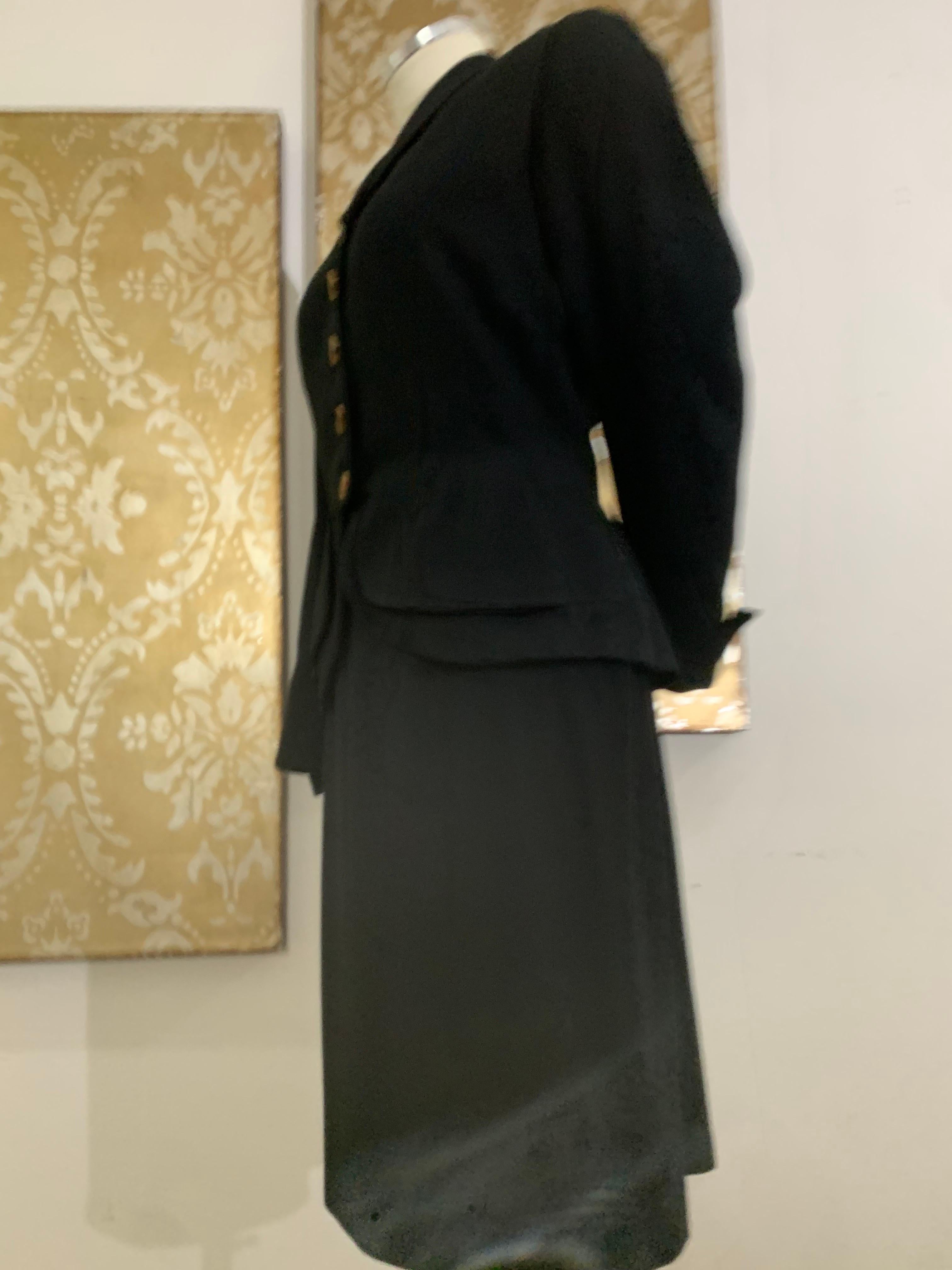 Abito con gonna aderente in gabardine di lana nera a doppio peplo degli anni '50 in vendita 4