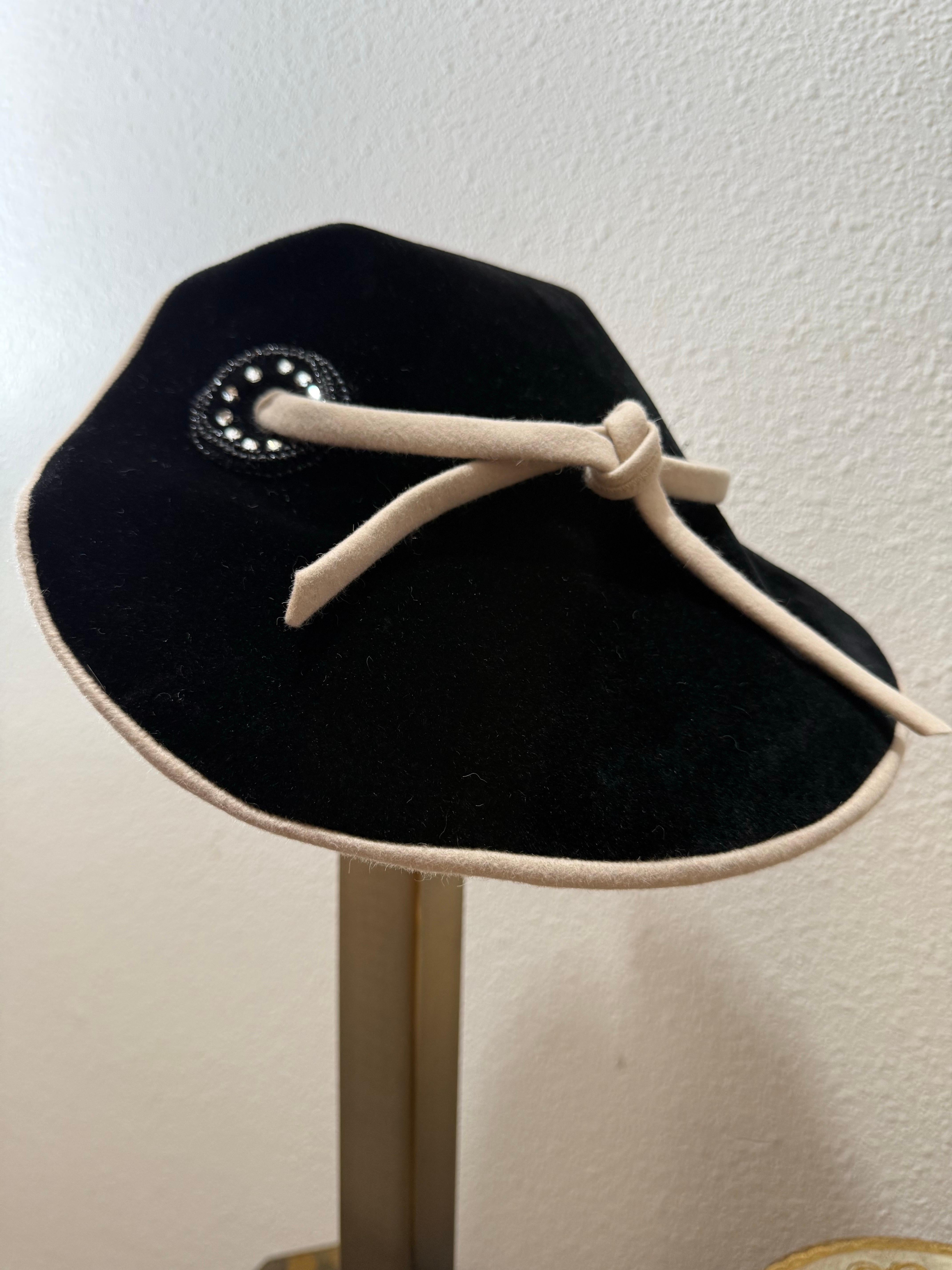 Chapeau en velours noir et feutre écru des années 1950 avec silhouette aérodynamique structurée et cravate en vente 5