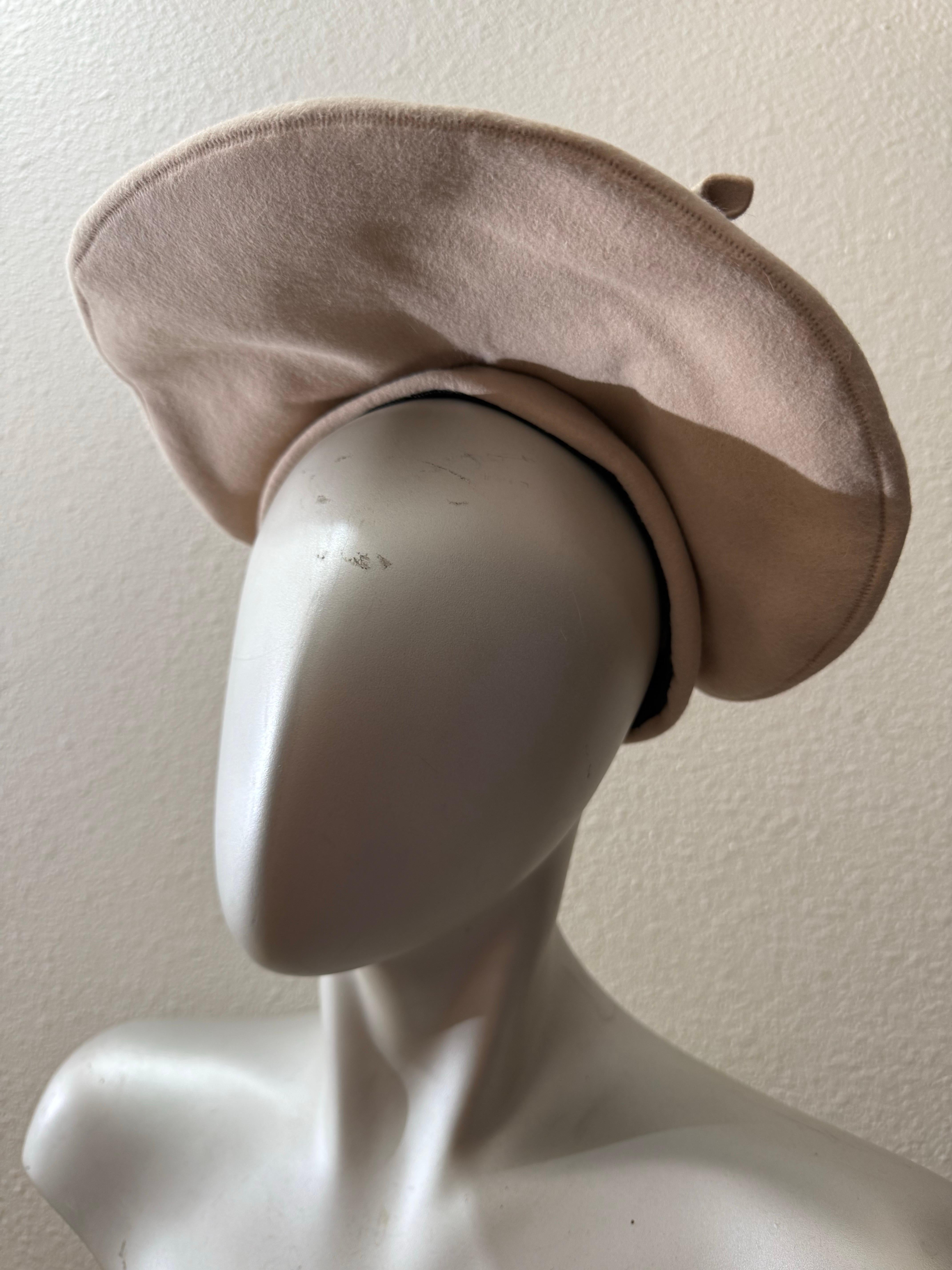 Chapeau en velours noir et feutre écru des années 1950 avec silhouette aérodynamique structurée et cravate en vente 6