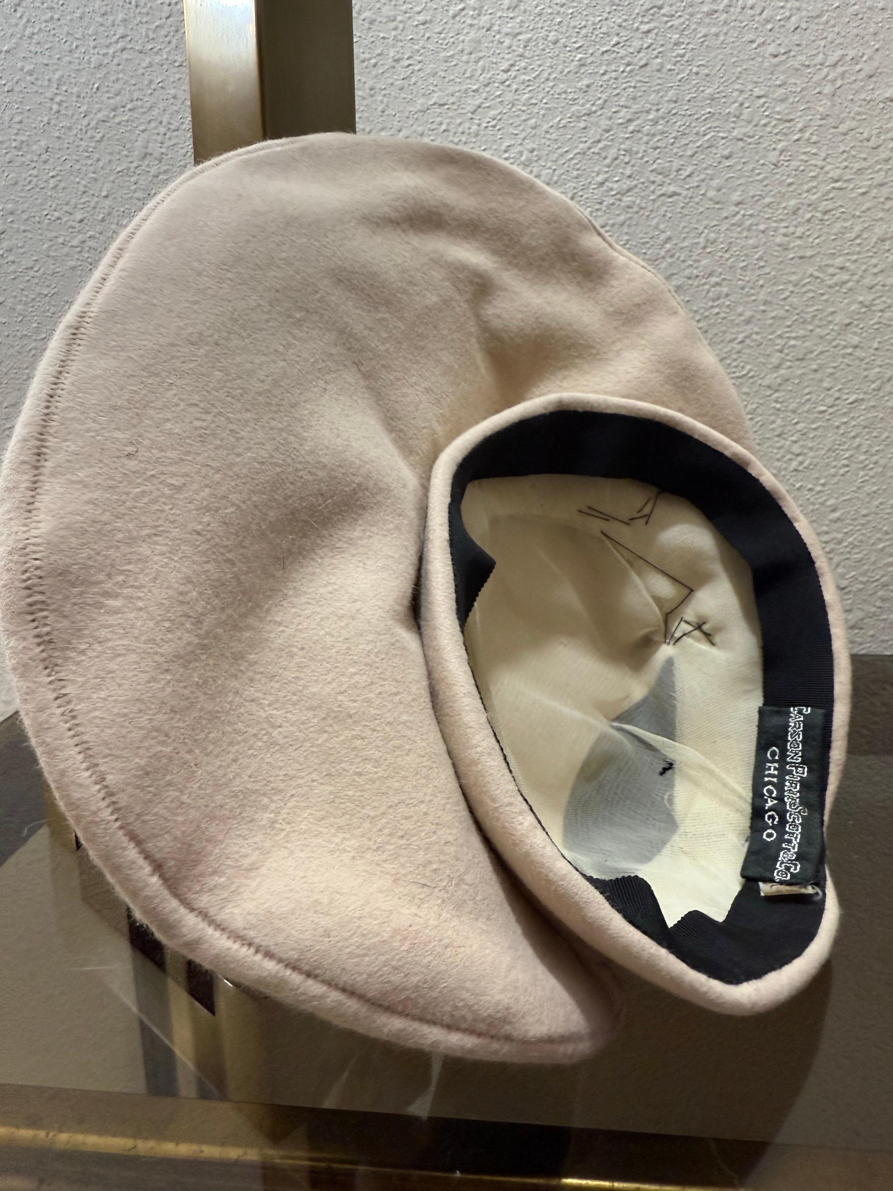 Chapeau en velours noir et feutre écru des années 1950 avec silhouette aérodynamique structurée et cravate en vente 7