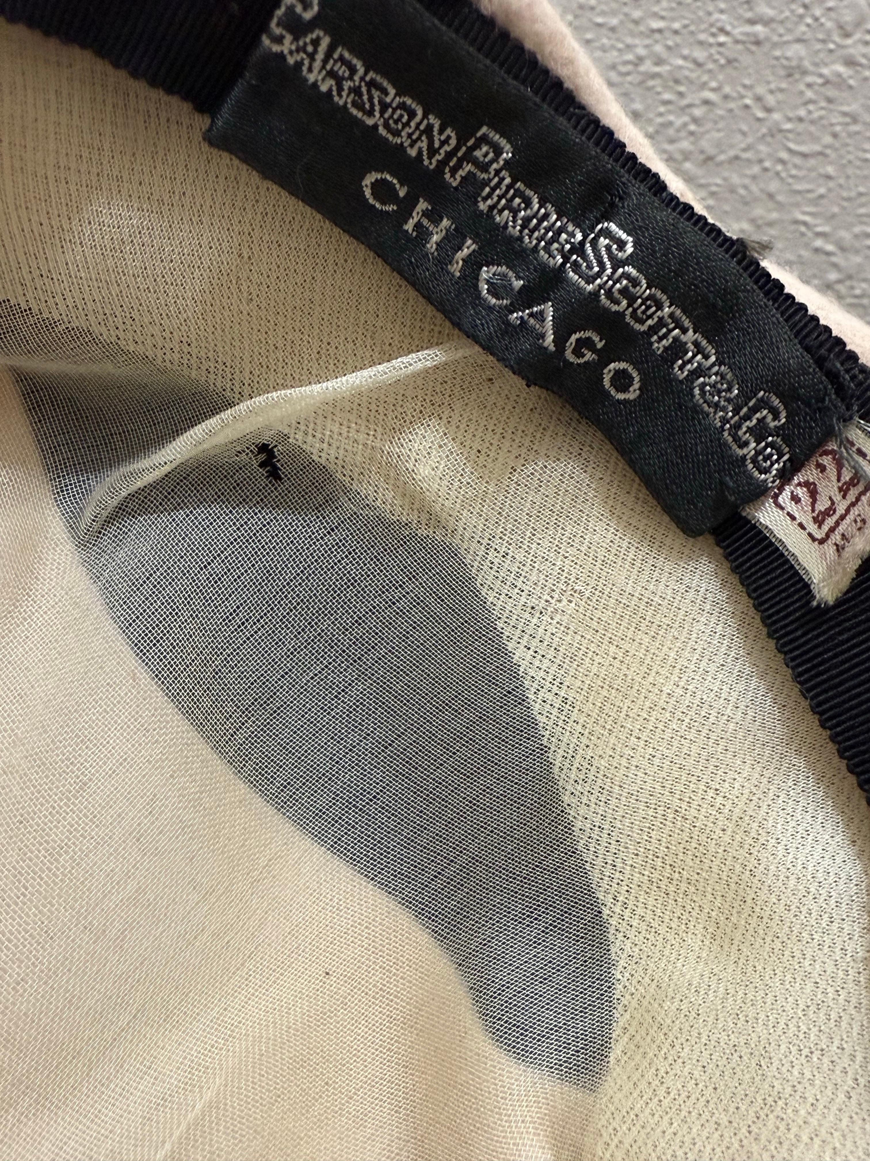 Chapeau en velours noir et feutre écru des années 1950 avec silhouette aérodynamique structurée et cravate en vente 8