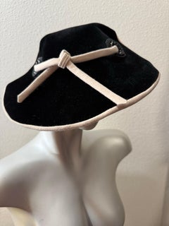 1950s Black Velour & Ecru Felt Hat w Structured Aerodynamic Silhouette & Tie