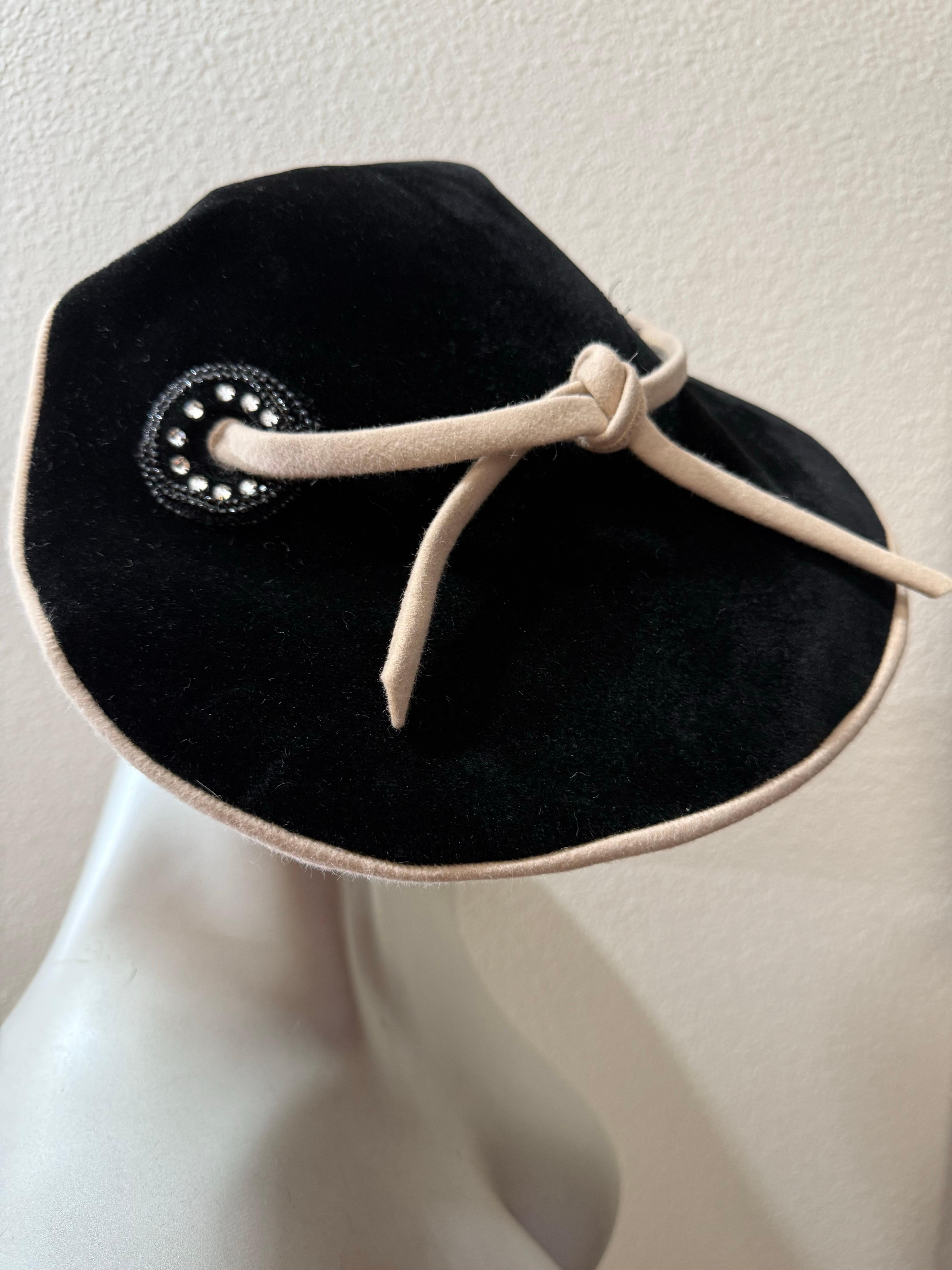 Noir Chapeau en velours noir et feutre écru des années 1950 avec silhouette aérodynamique structurée et cravate en vente