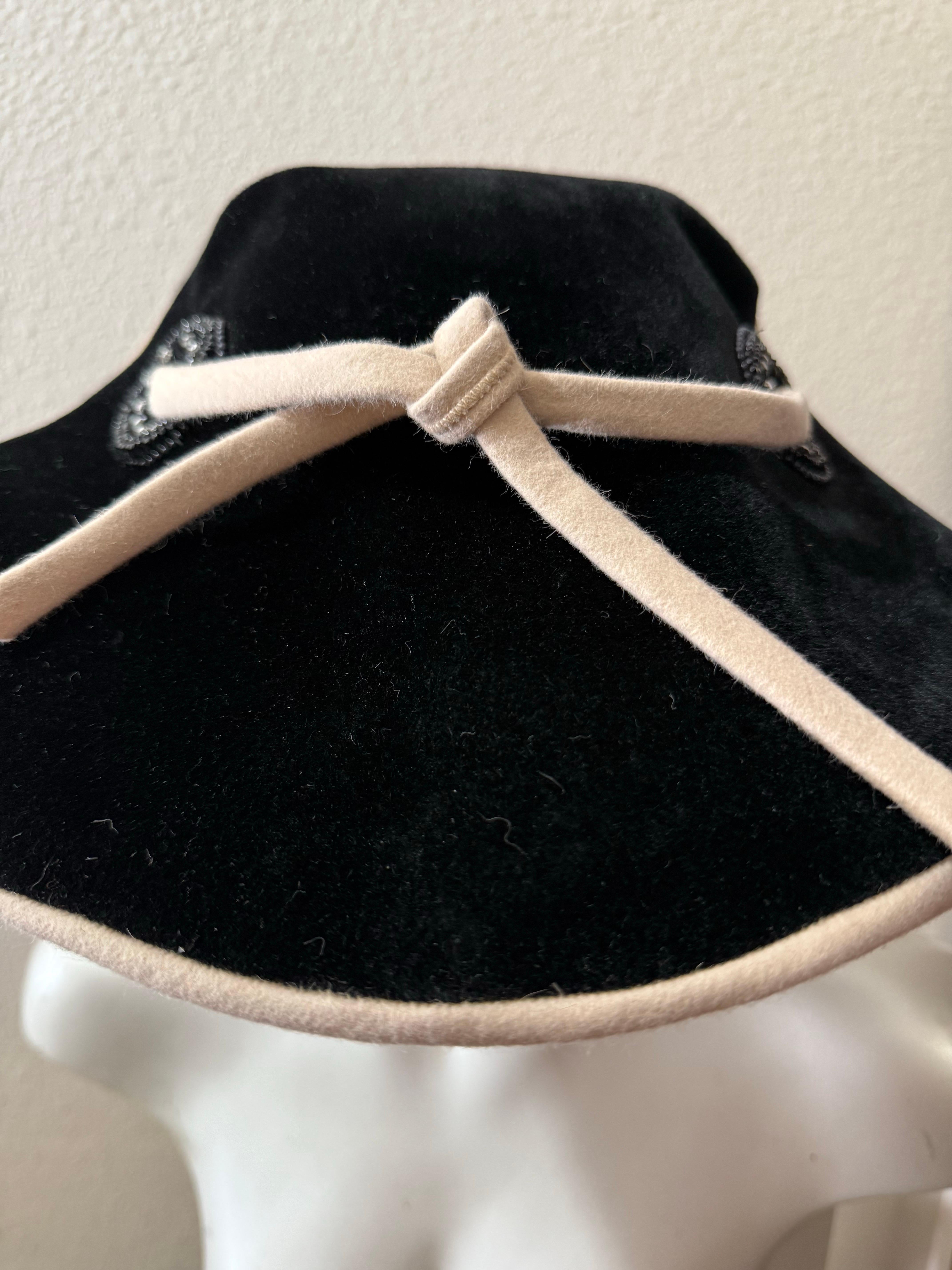 Chapeau en velours noir et feutre écru des années 1950 avec silhouette aérodynamique structurée et cravate Excellent état - En vente à Gresham, OR