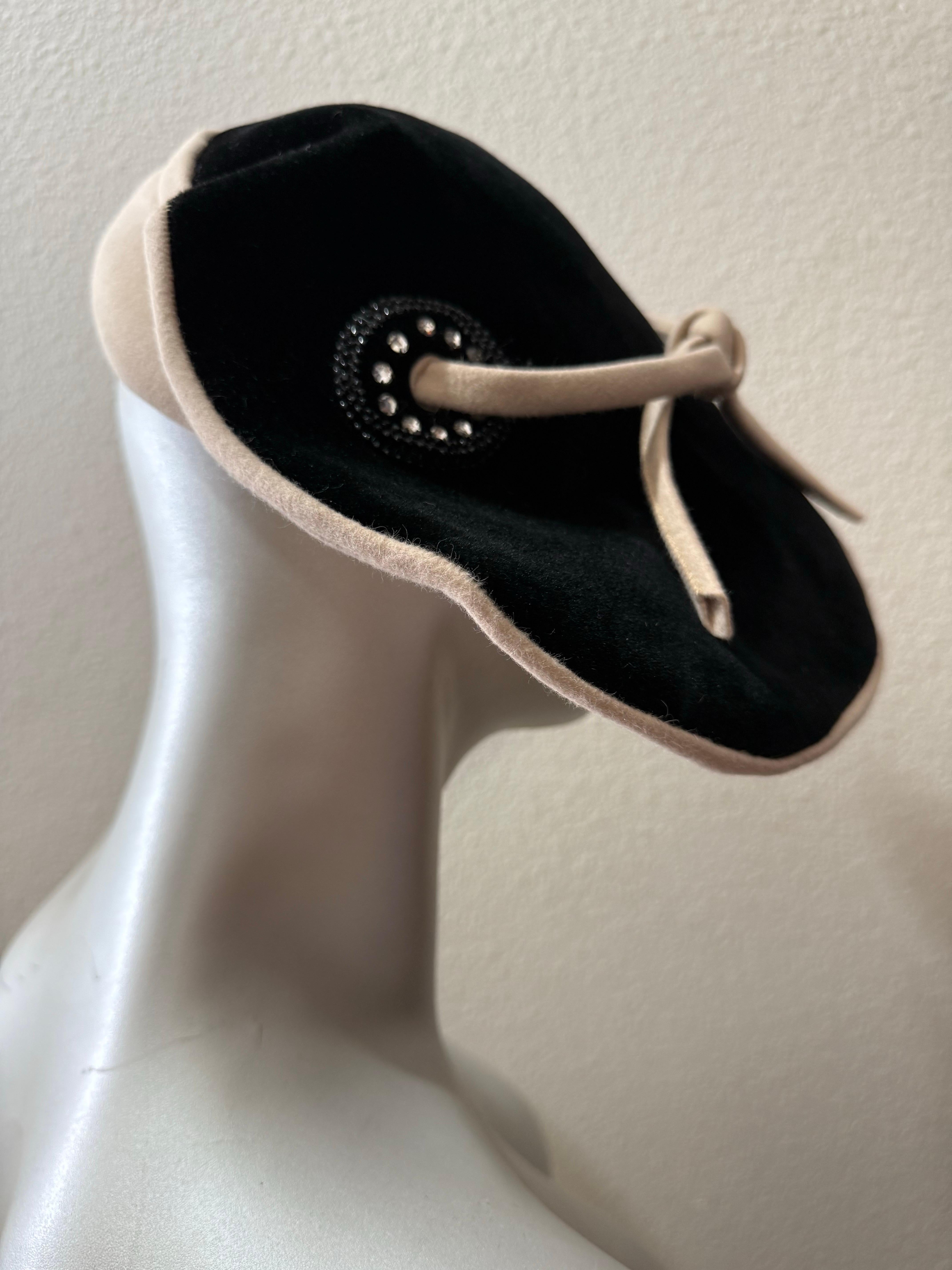 Chapeau en velours noir et feutre écru des années 1950 avec silhouette aérodynamique structurée et cravate Pour femmes en vente