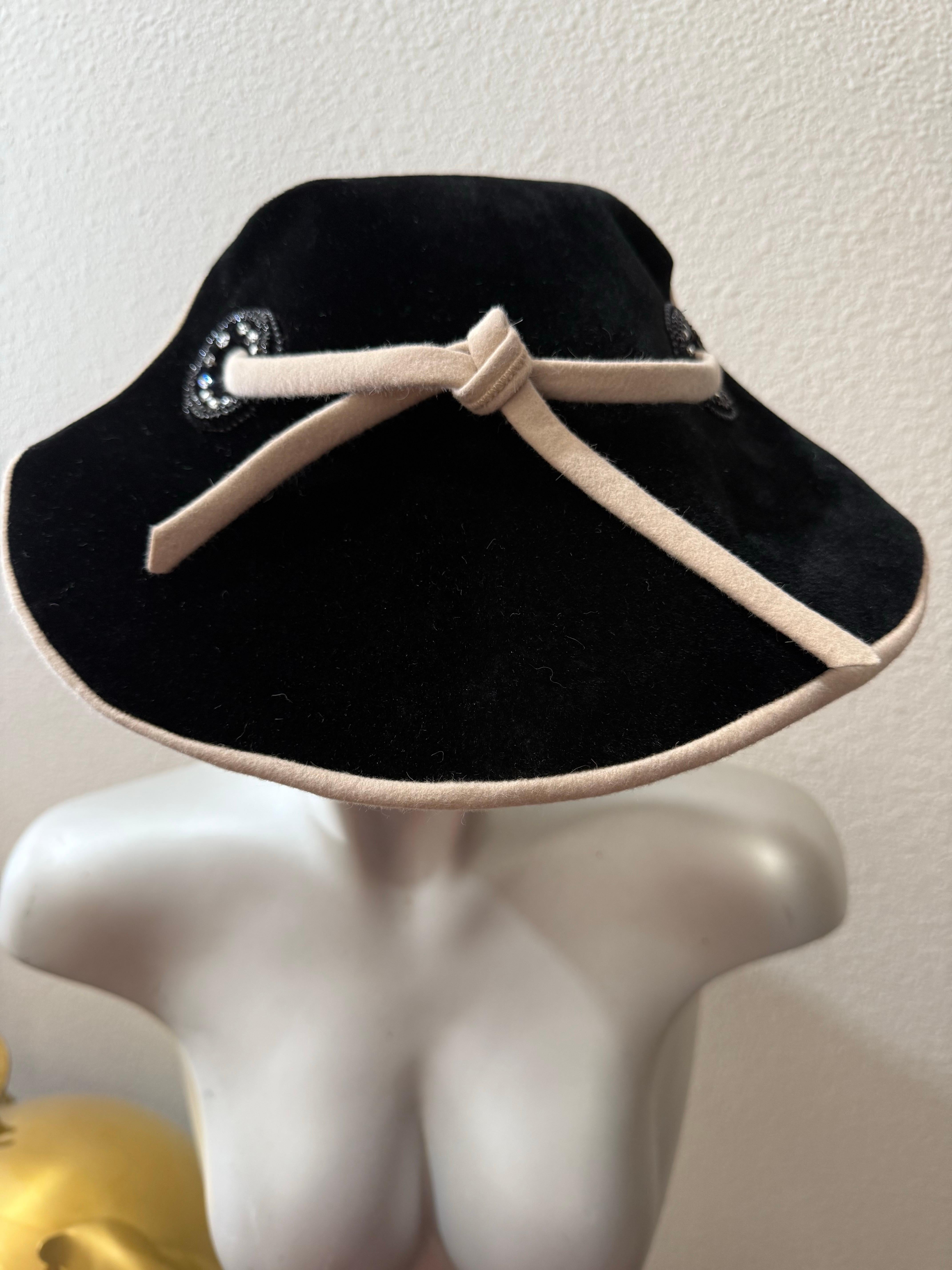 Chapeau en velours noir et feutre écru des années 1950 avec silhouette aérodynamique structurée et cravate en vente 1