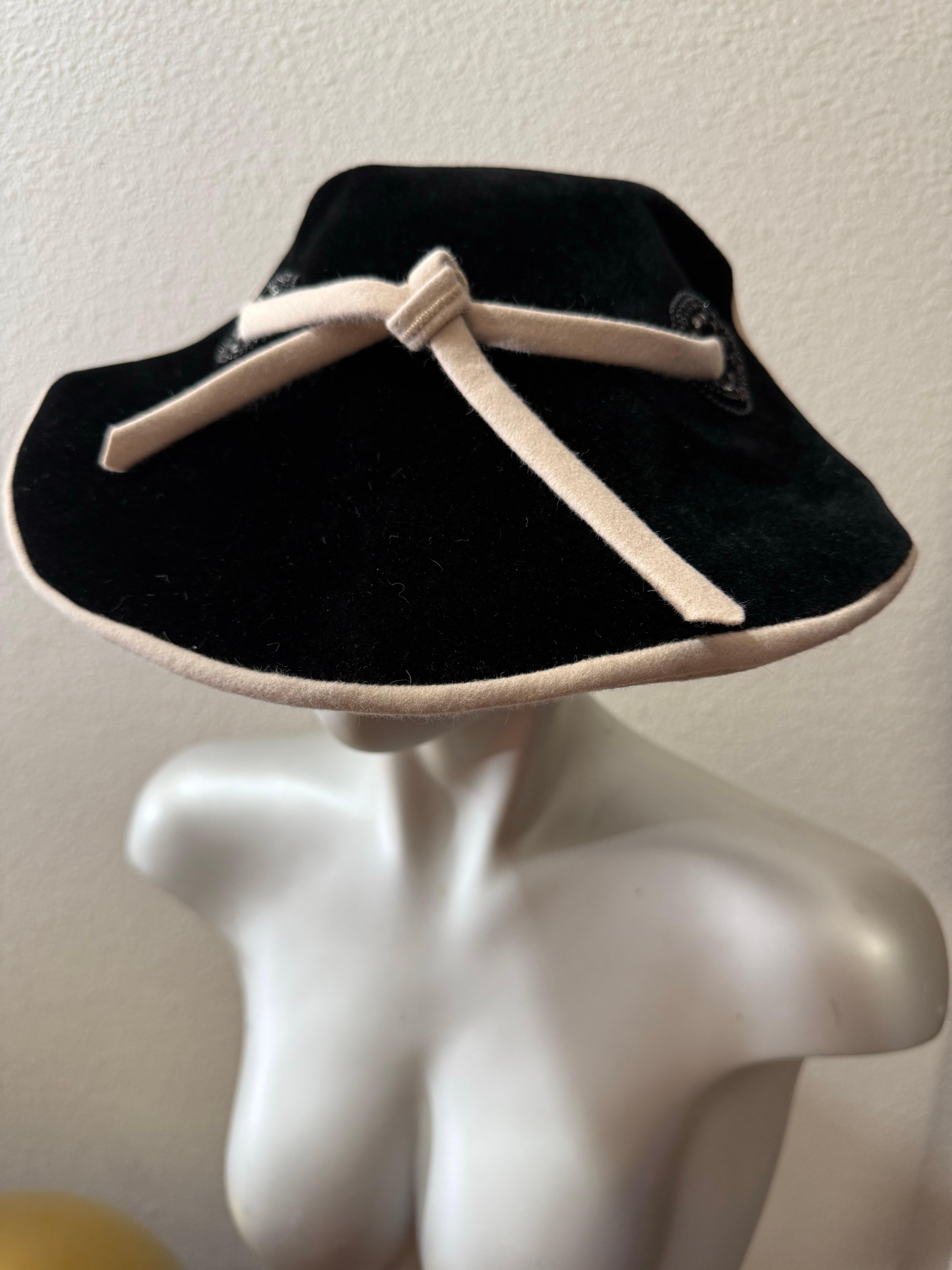 Chapeau en velours noir et feutre écru des années 1950 avec silhouette aérodynamique structurée et cravate en vente 2