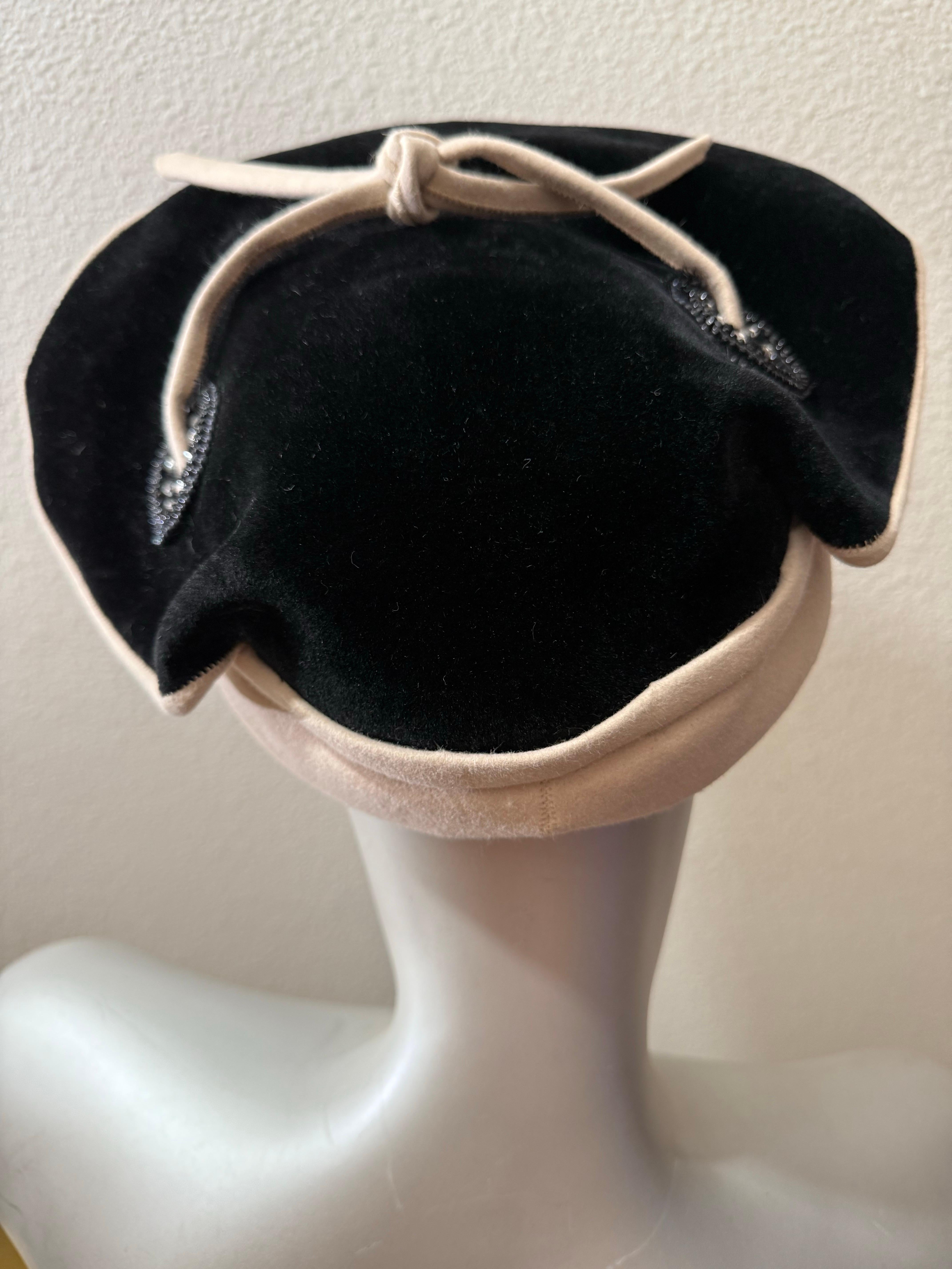 Chapeau en velours noir et feutre écru des années 1950 avec silhouette aérodynamique structurée et cravate en vente 3